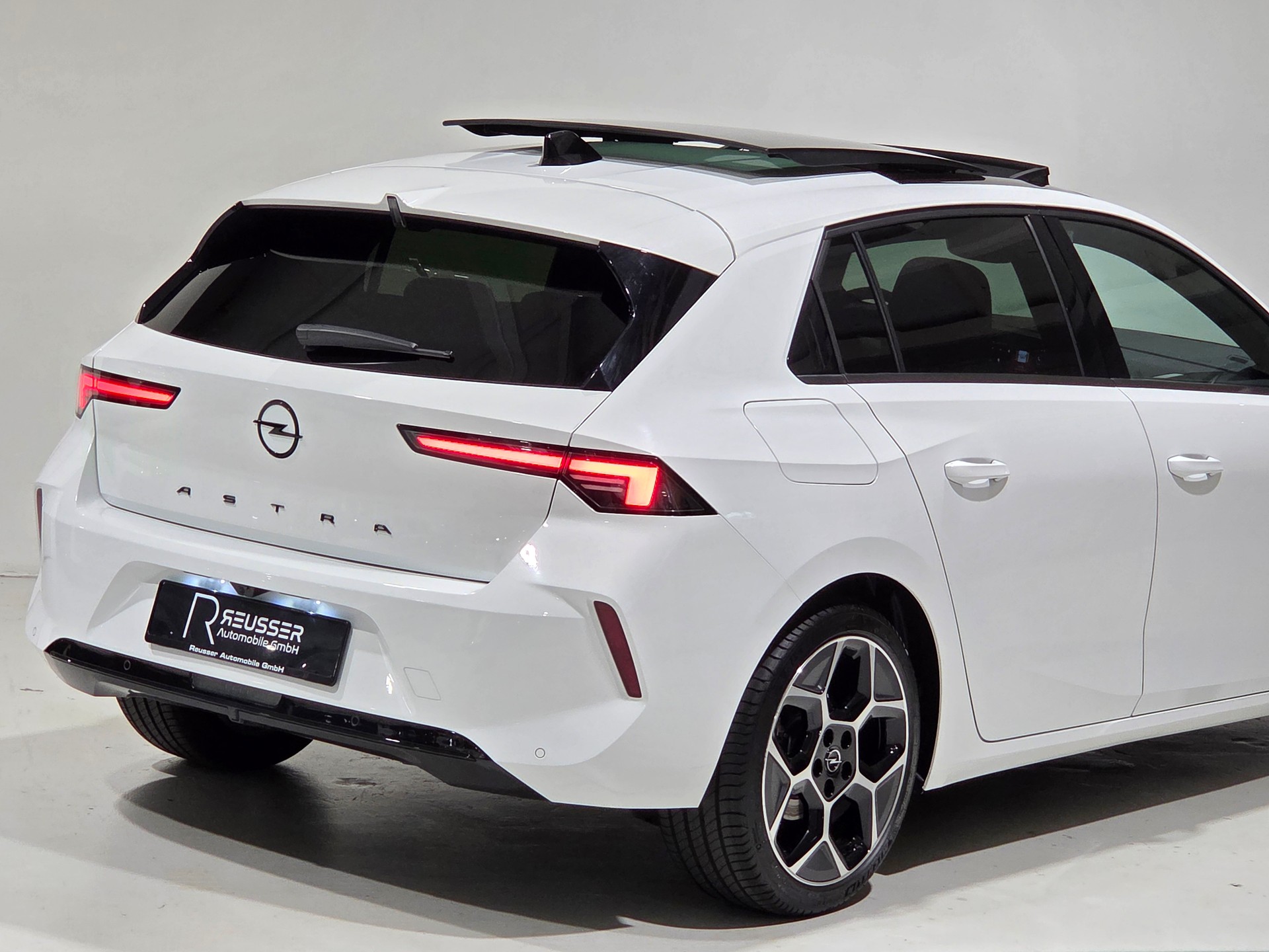 OPEL Astra 1.2i Turbo Swiss Premium Ultimate Limousine-image-30