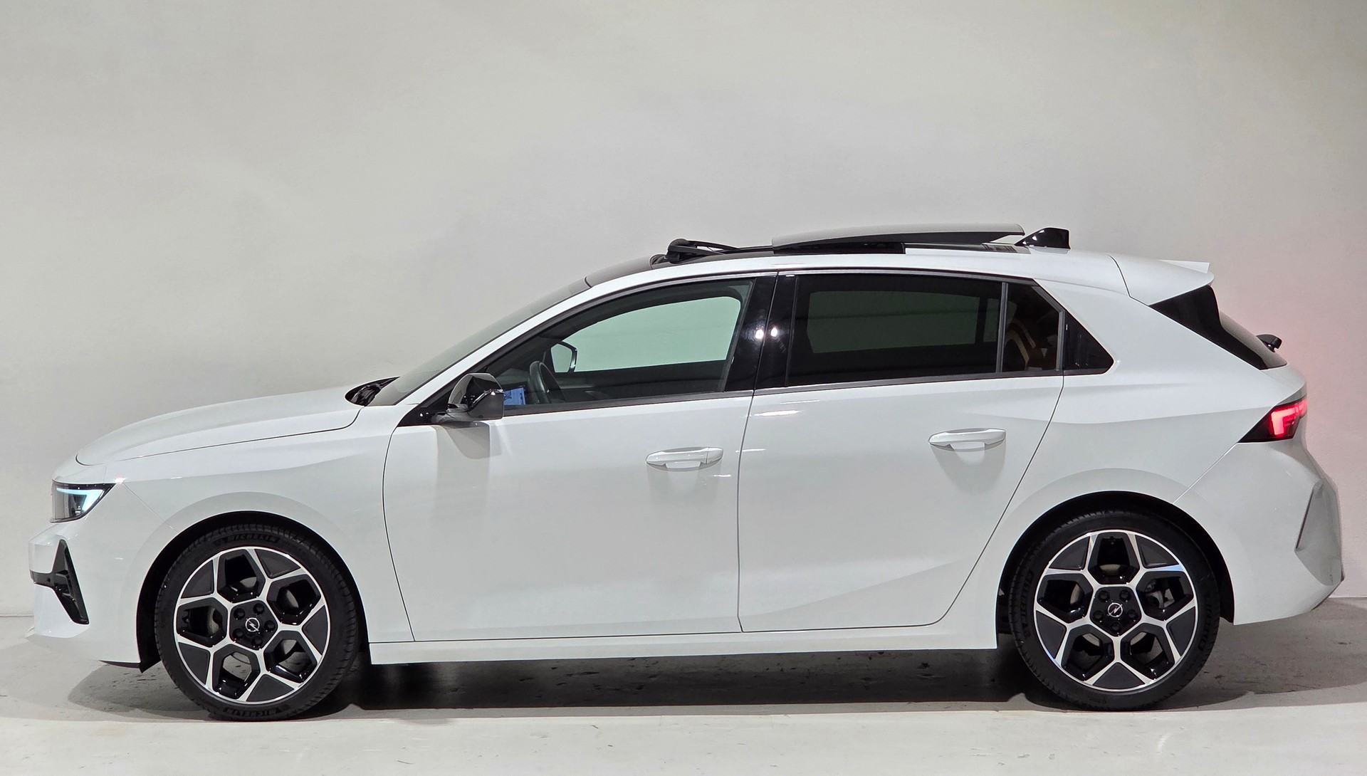 OPEL Astra 1.2i Turbo Swiss Premium Ultimate Limousine-image-1