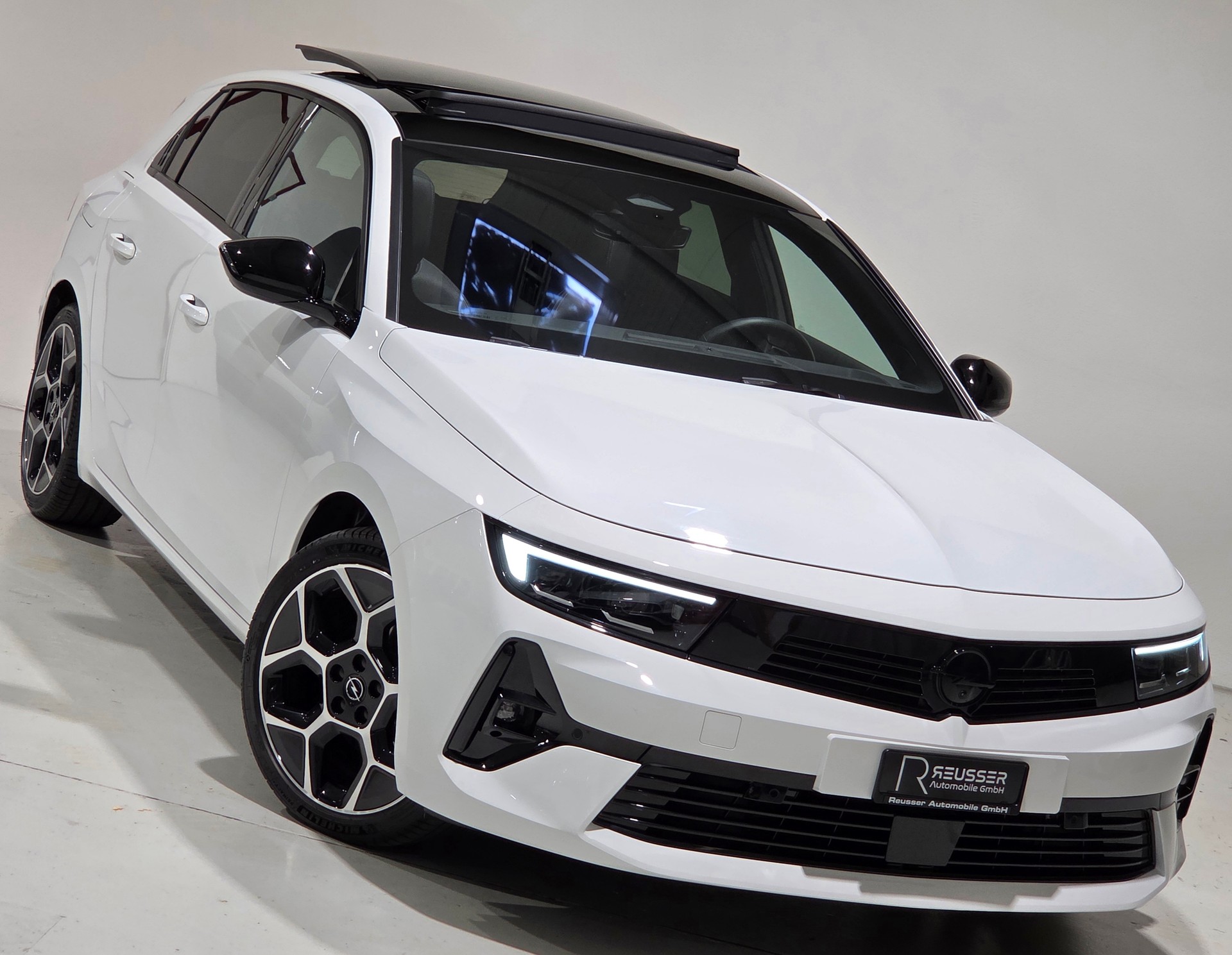 OPEL Astra 1.2i Turbo Swiss Premium Ultimate Limousine-image-27