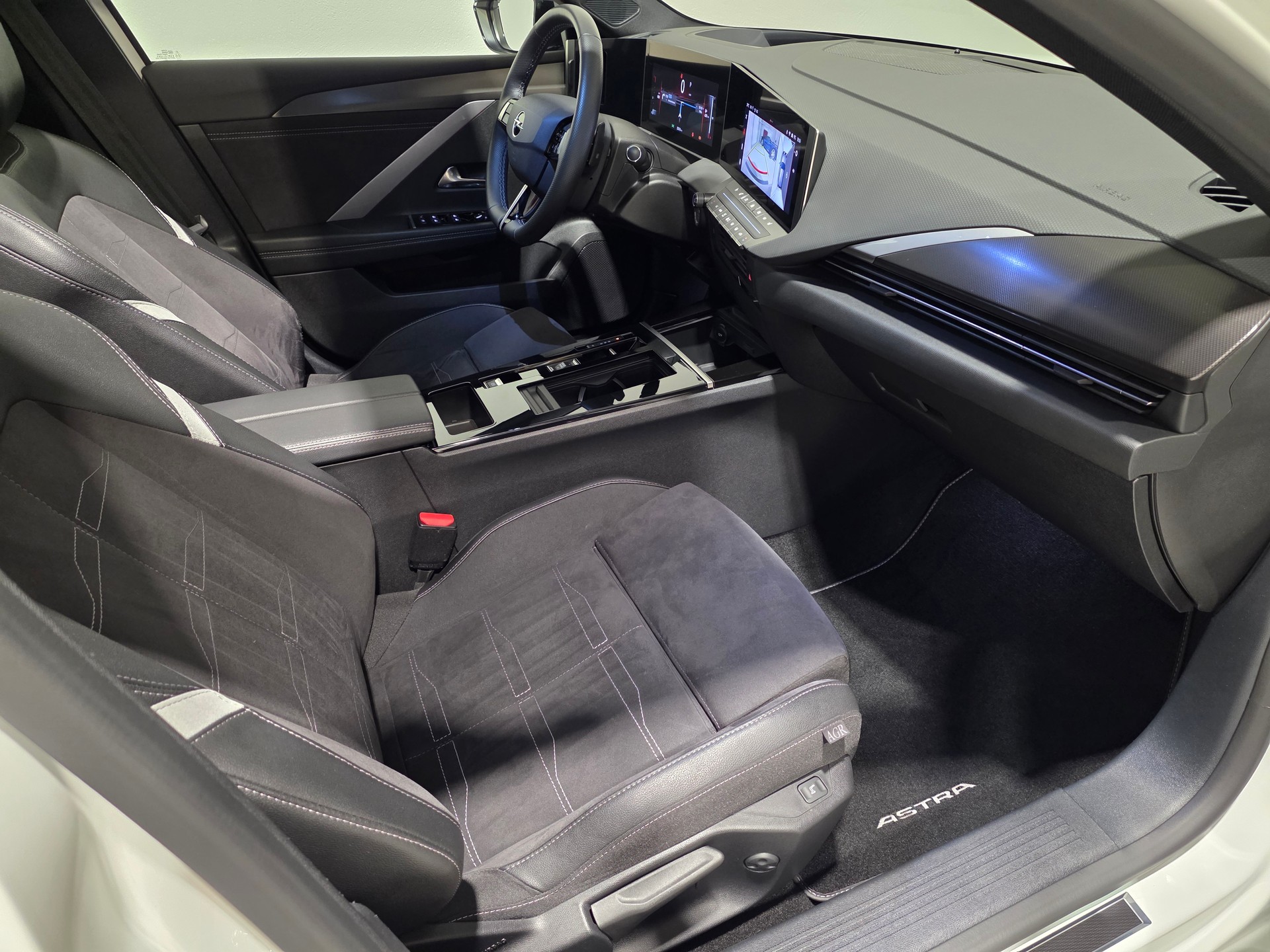 OPEL Astra 1.2i Turbo Swiss Premium Ultimate Limousine-image-23