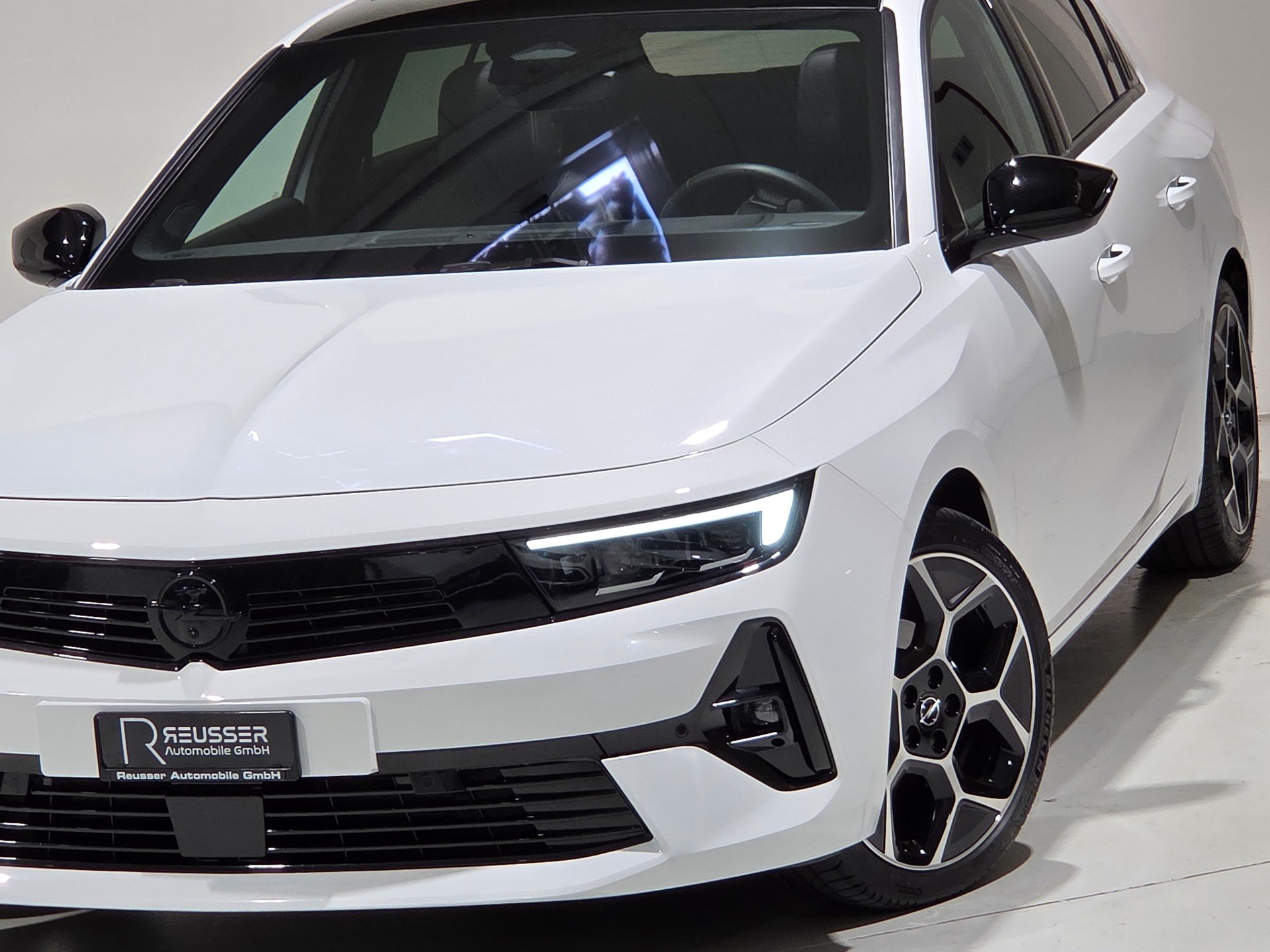 OPEL Astra 1.2i Turbo Swiss Premium Ultimate Limousine-image-24