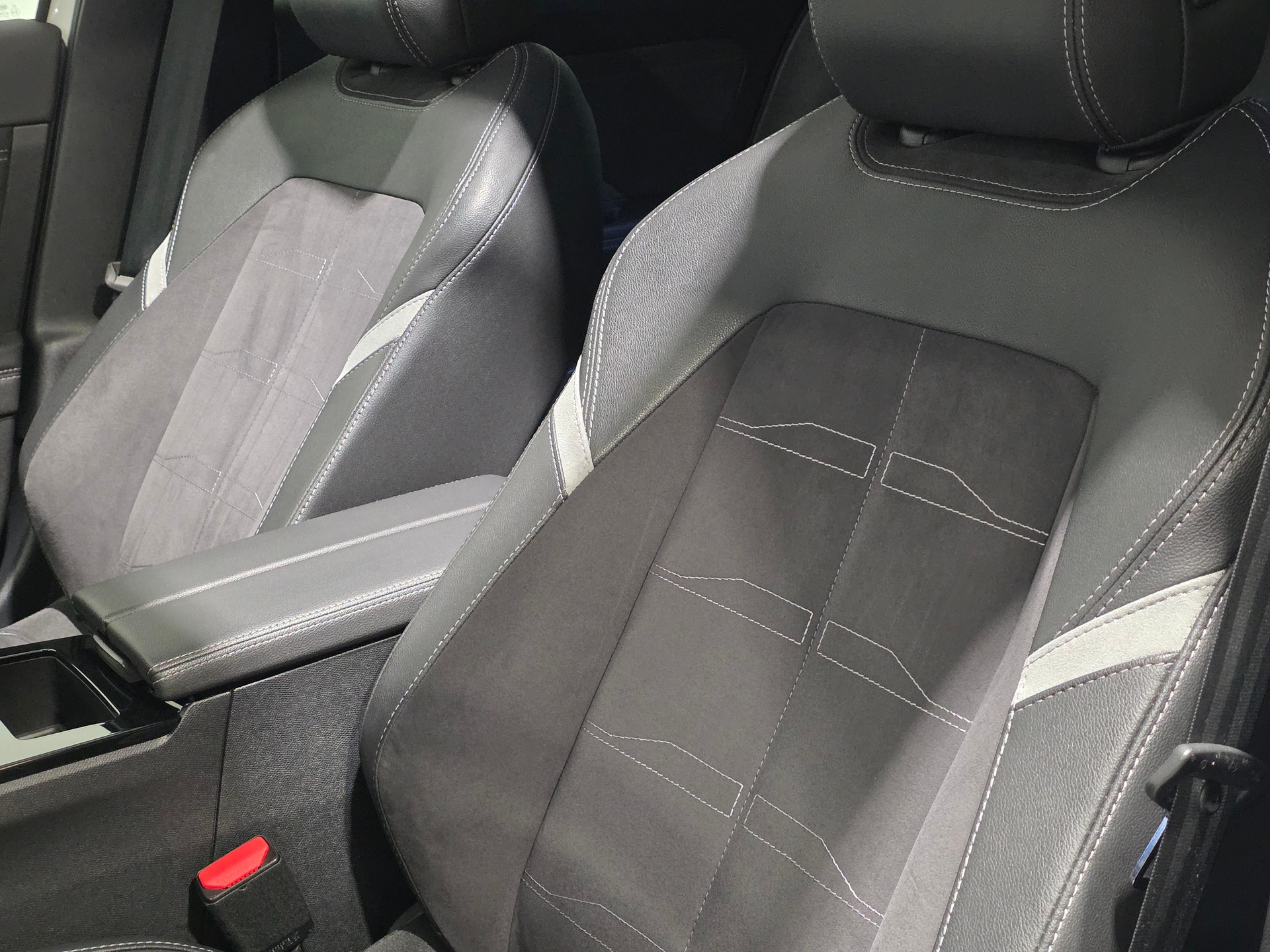 OPEL Astra 1.2i Turbo Swiss Premium Ultimate Limousine-image-18