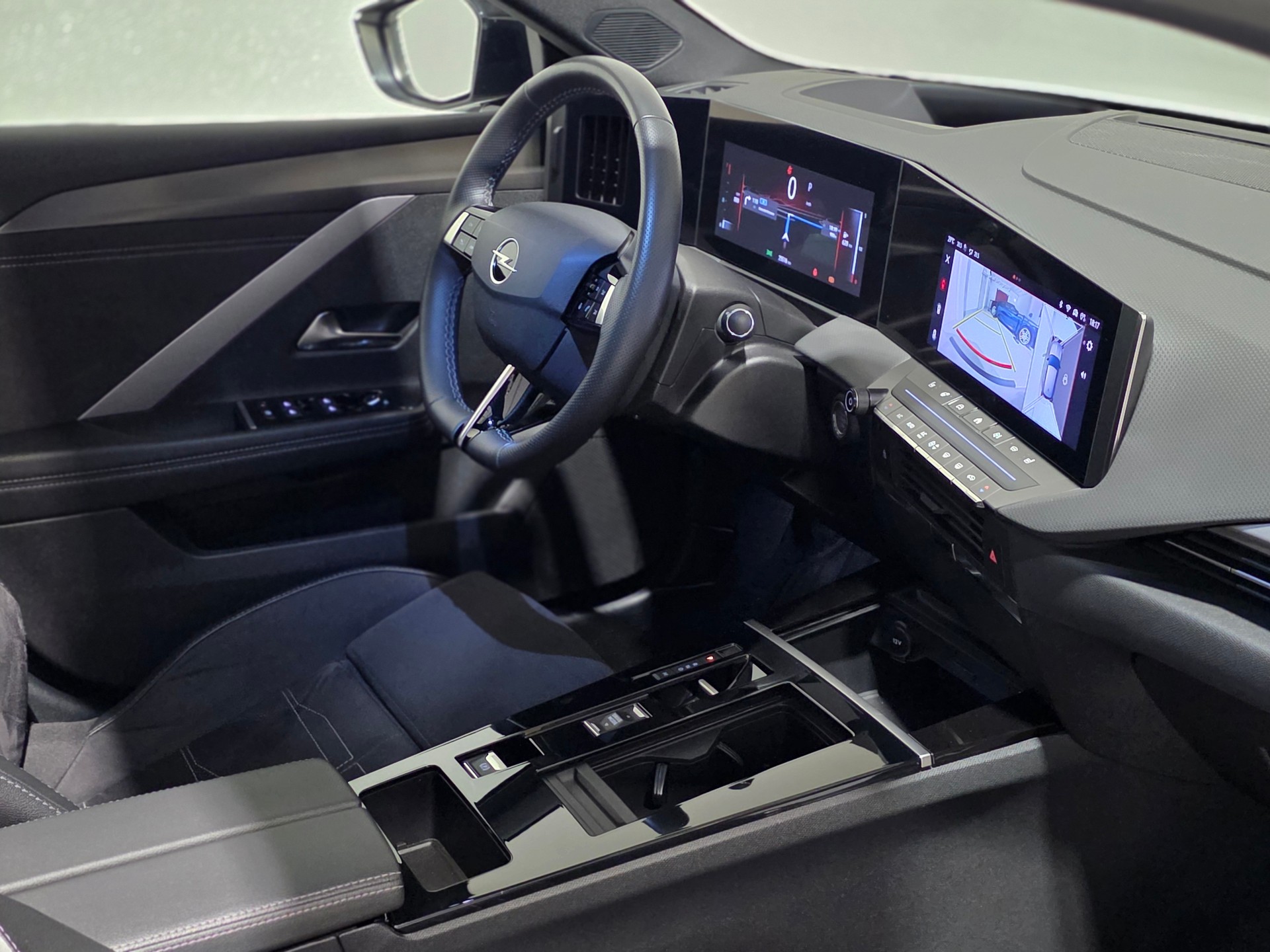 OPEL Astra 1.2i Turbo Swiss Premium Ultimate Limousine-image-22
