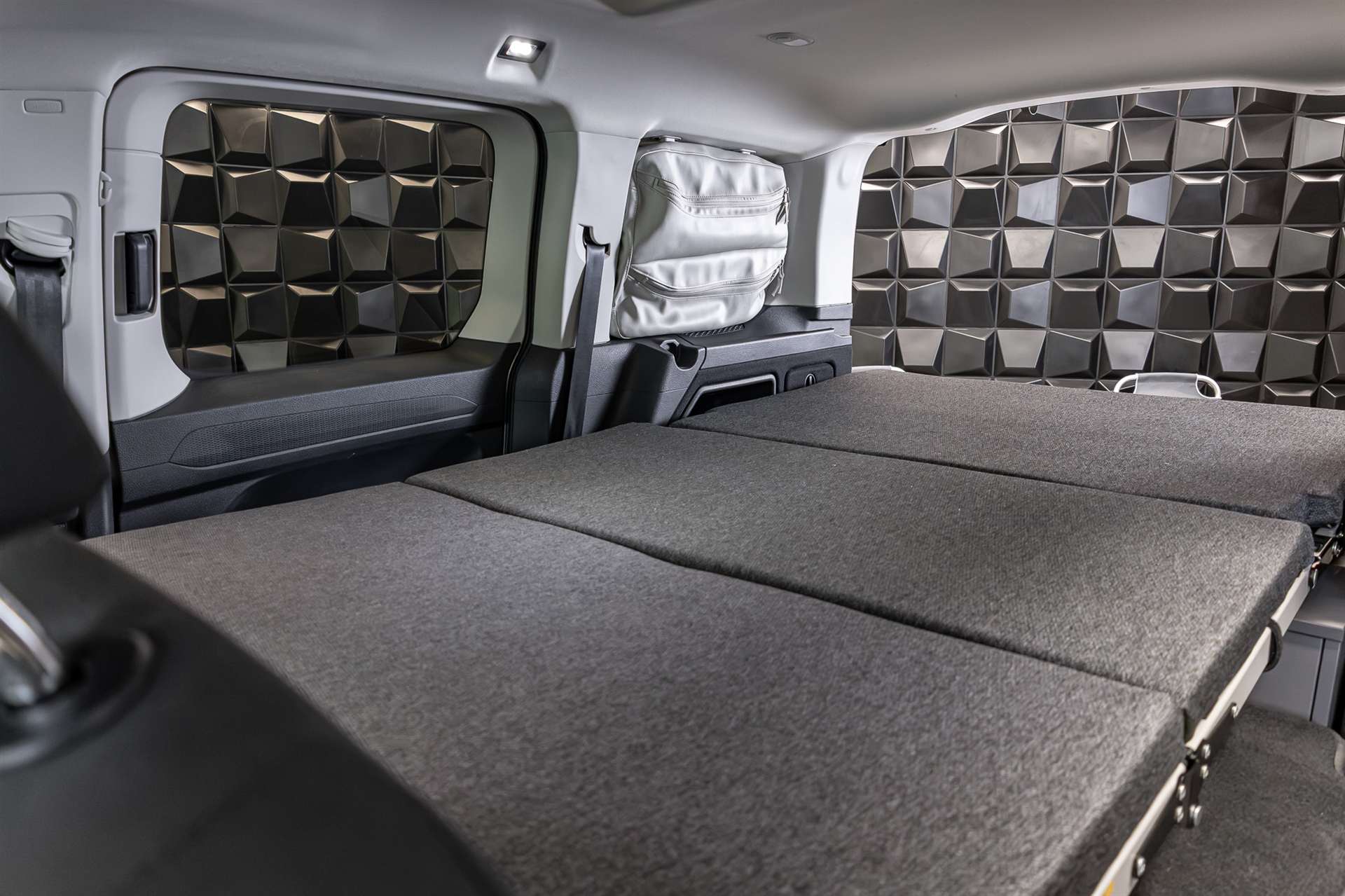 VW Caddy 1.5 TSI California Spirit DSG-image-24