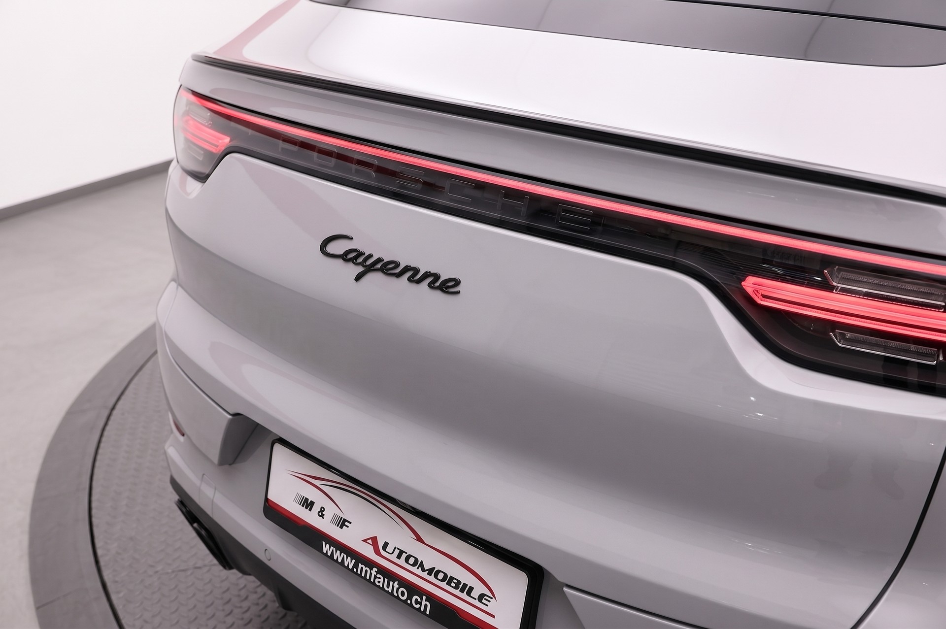 PORSCHE Cayenne Coupé 3.0 V6 E-Hybrid CH FAHRZEUG ( cashmerebeigemetallic )-image-12