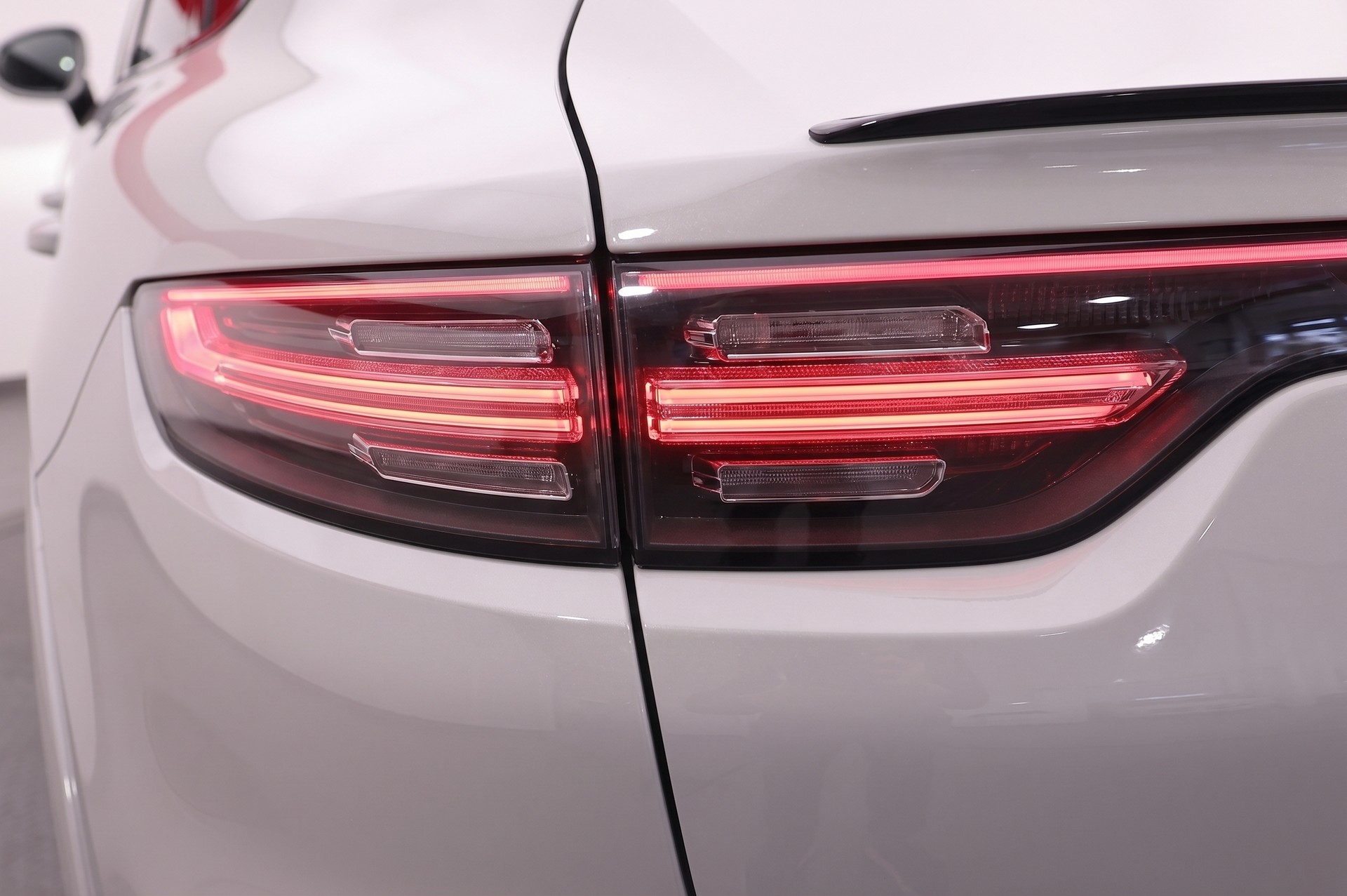 PORSCHE Cayenne Coupé 3.0 V6 E-Hybrid CH FAHRZEUG ( cashmerebeigemetallic )-image-9