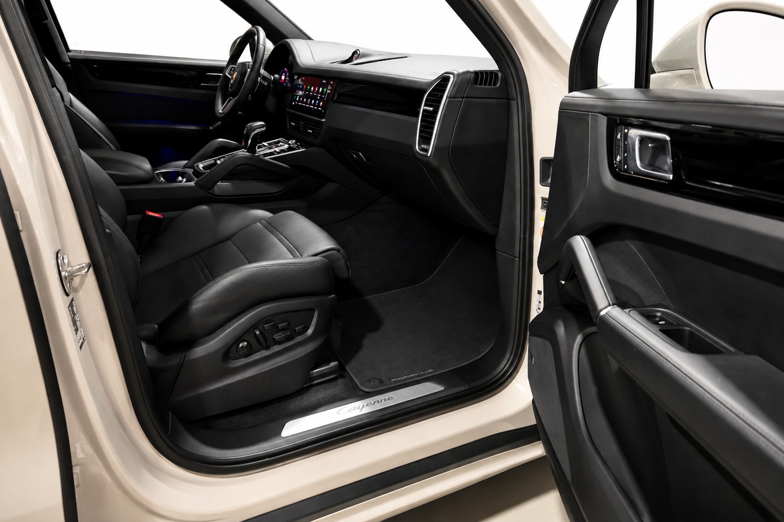 PORSCHE Cayenne Coupé 3.0 V6 E-Hybrid CH FAHRZEUG ( cashmerebeigemetallic )-image-17