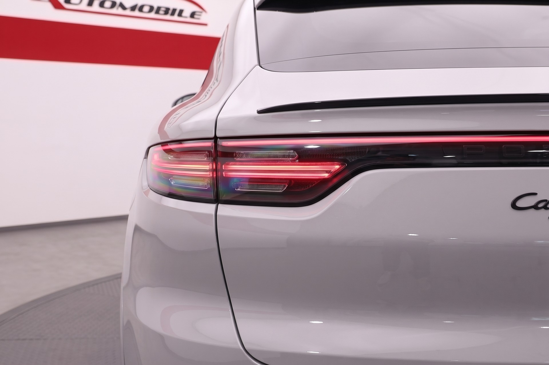 PORSCHE Cayenne Coupé 3.0 V6 E-Hybrid CH FAHRZEUG ( cashmerebeigemetallic )-image-13