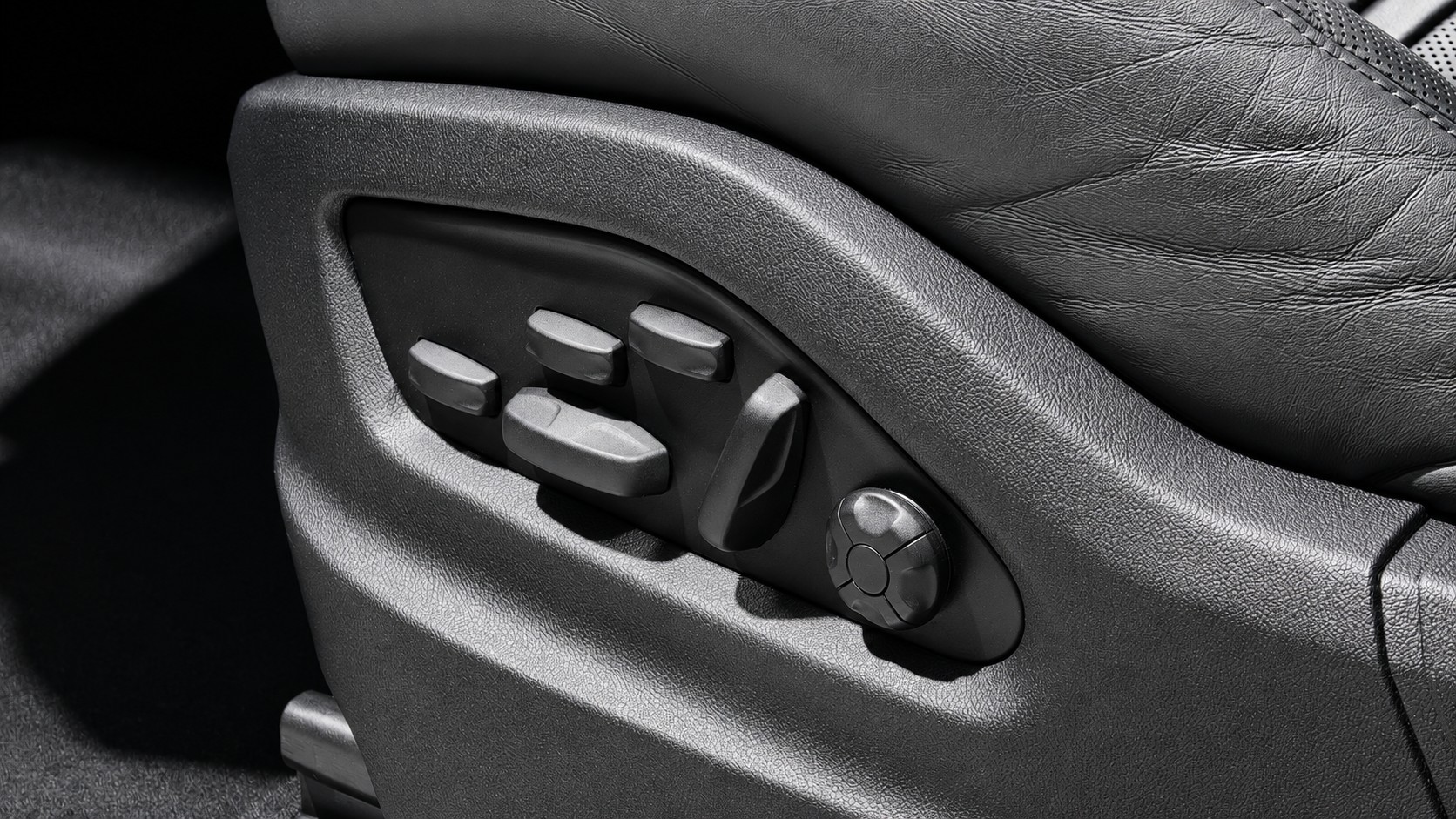 PORSCHE Cayenne Coupé 3.0 V6 E-Hybrid CH FAHRZEUG ( cashmerebeigemetallic )-image-29