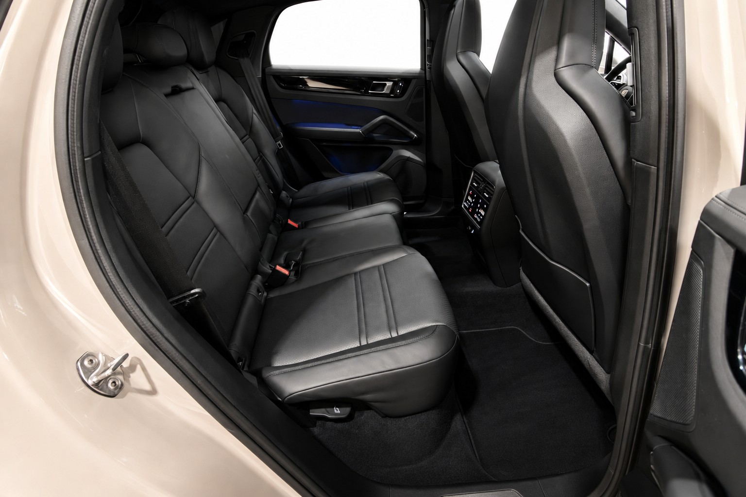 PORSCHE Cayenne Coupé 3.0 V6 E-Hybrid CH FAHRZEUG ( cashmerebeigemetallic )-image-21