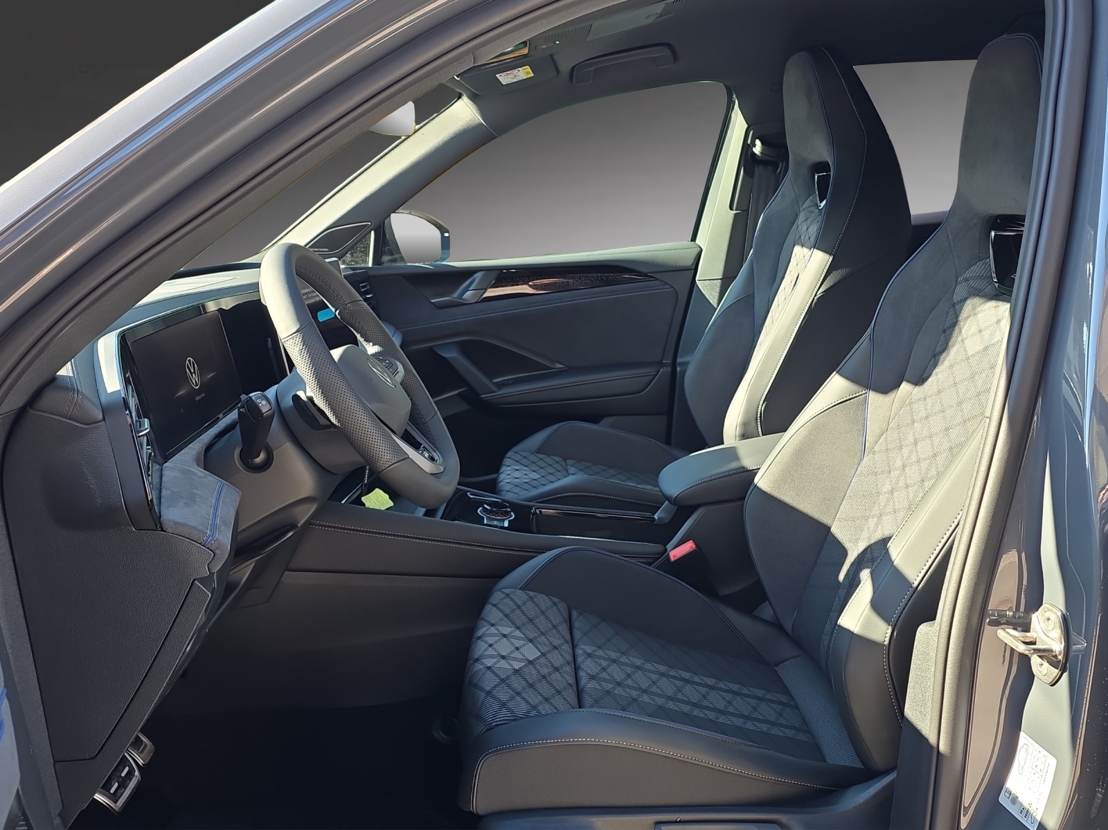 VW Tiguan 2.0 TSI DSG R-Line Plus 4Motion-image-5