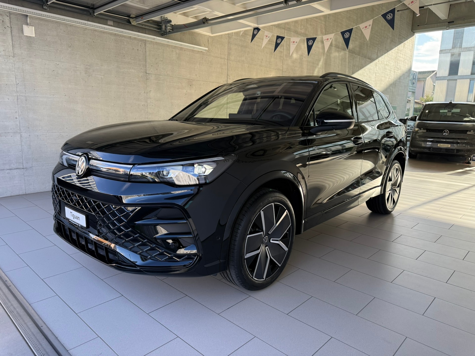 VW Tiguan 2.0 TSI DSG R-Line United 4Motion-image-2
