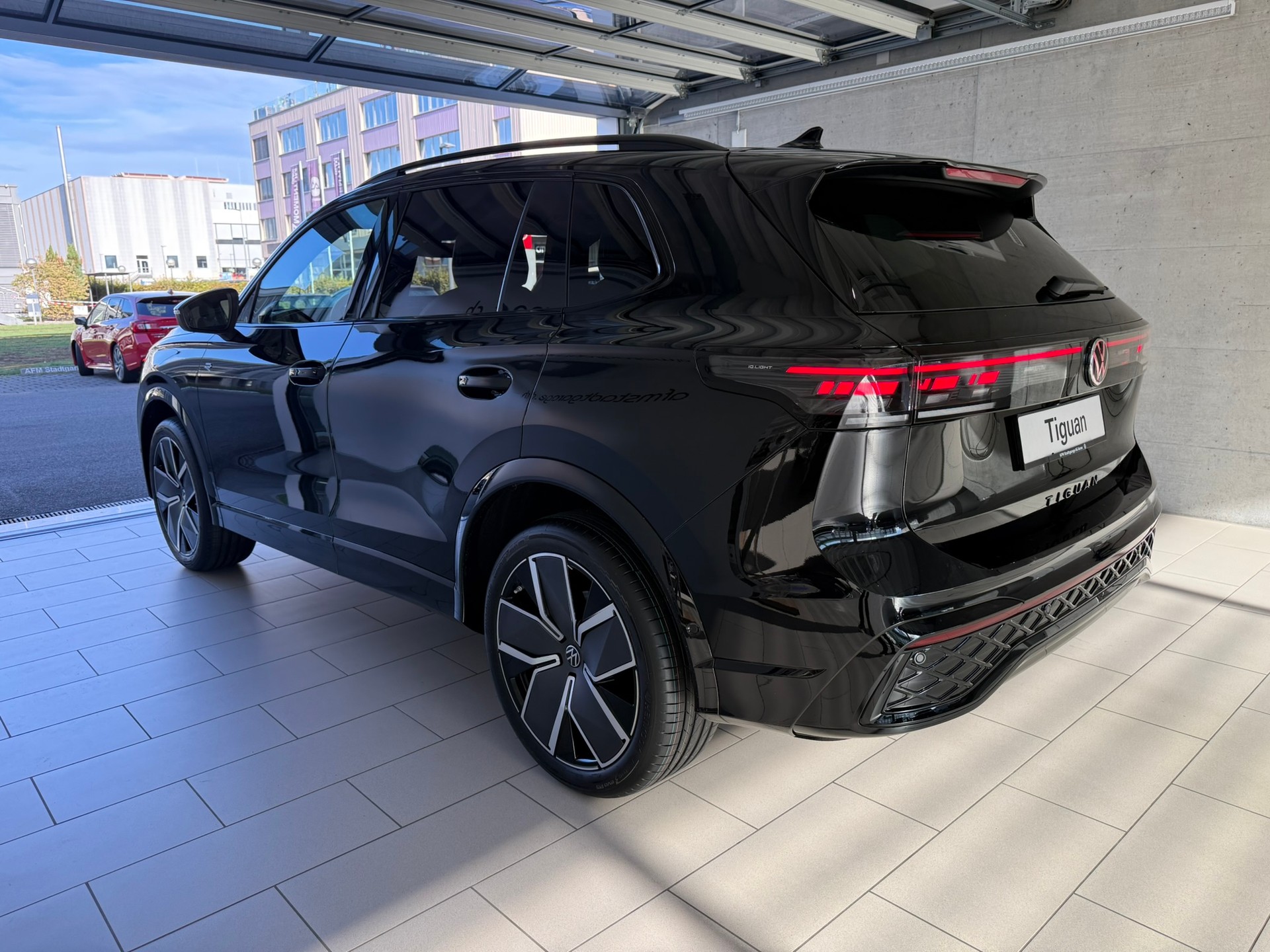 VW Tiguan 2.0 TSI DSG R-Line United 4Motion-image-3