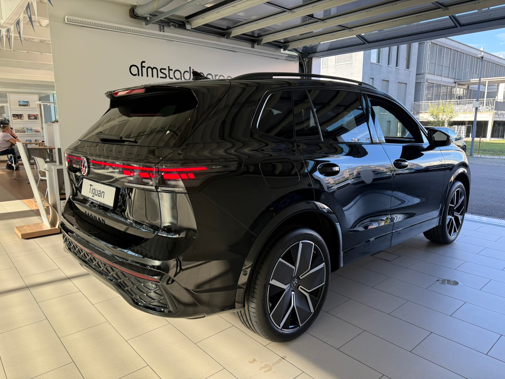 VW Tiguan 2.0 TSI DSG R-Line United 4Motion-image-6