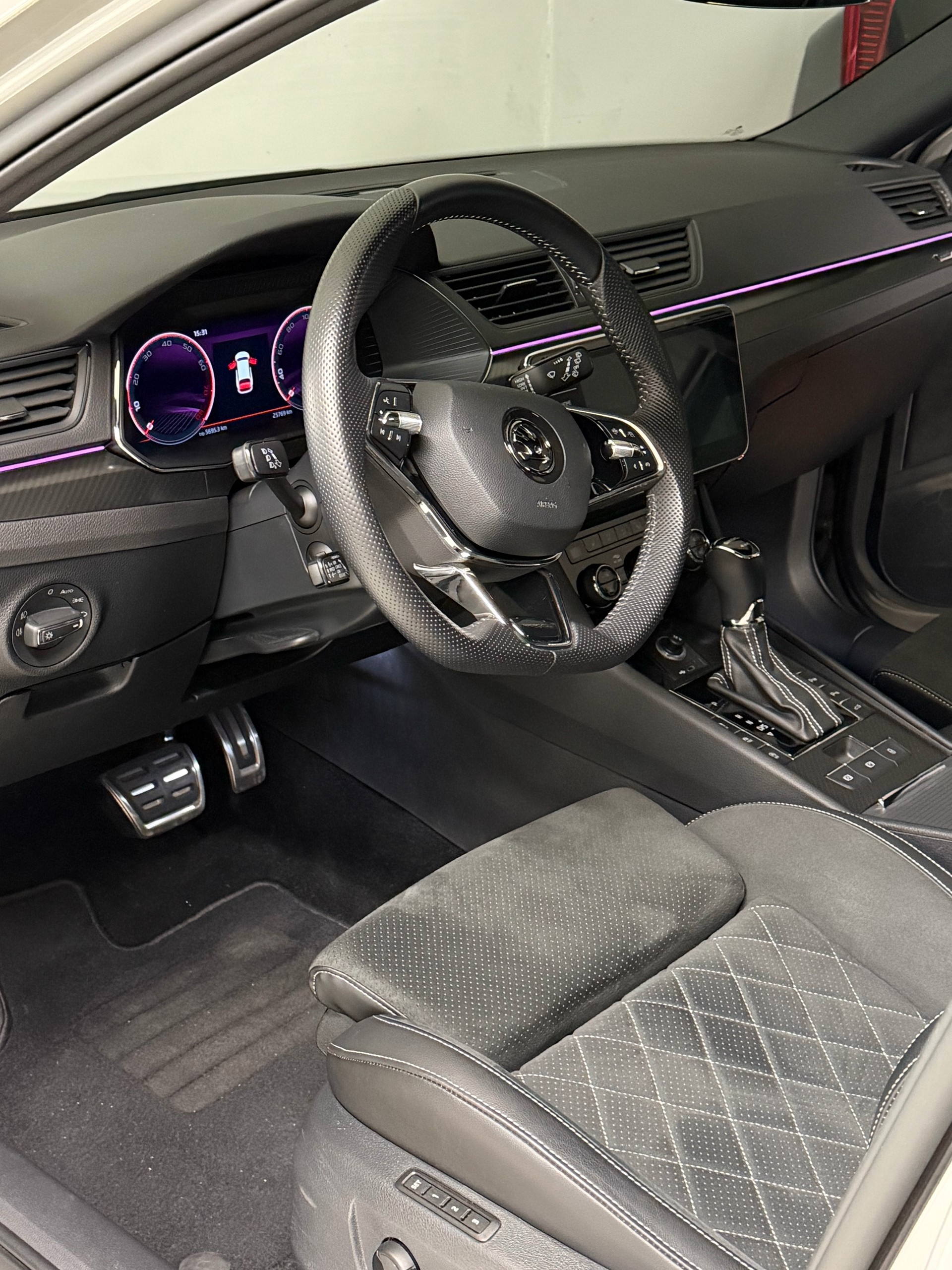 SKODA 2.0 TSI 280 SportLine 4x4 DSG-image-11
