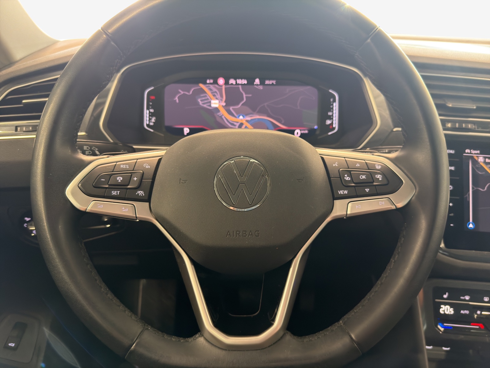VW Tiguan 2.0 TDI SCR Elegance 4Motion DSG-image-9