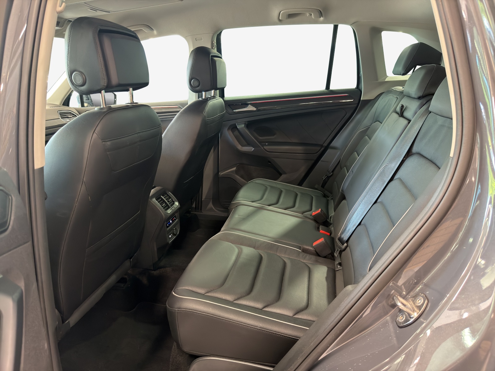 VW Tiguan 2.0 TDI SCR Elegance 4Motion DSG-image-11