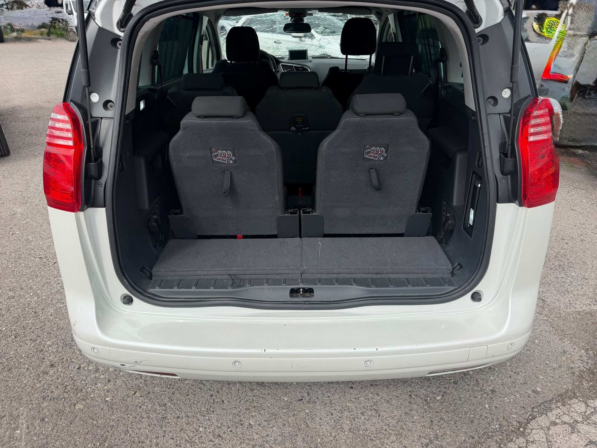 PEUGEOT 5008 1.6 HDI Sw. Ed. EGS6-image-8