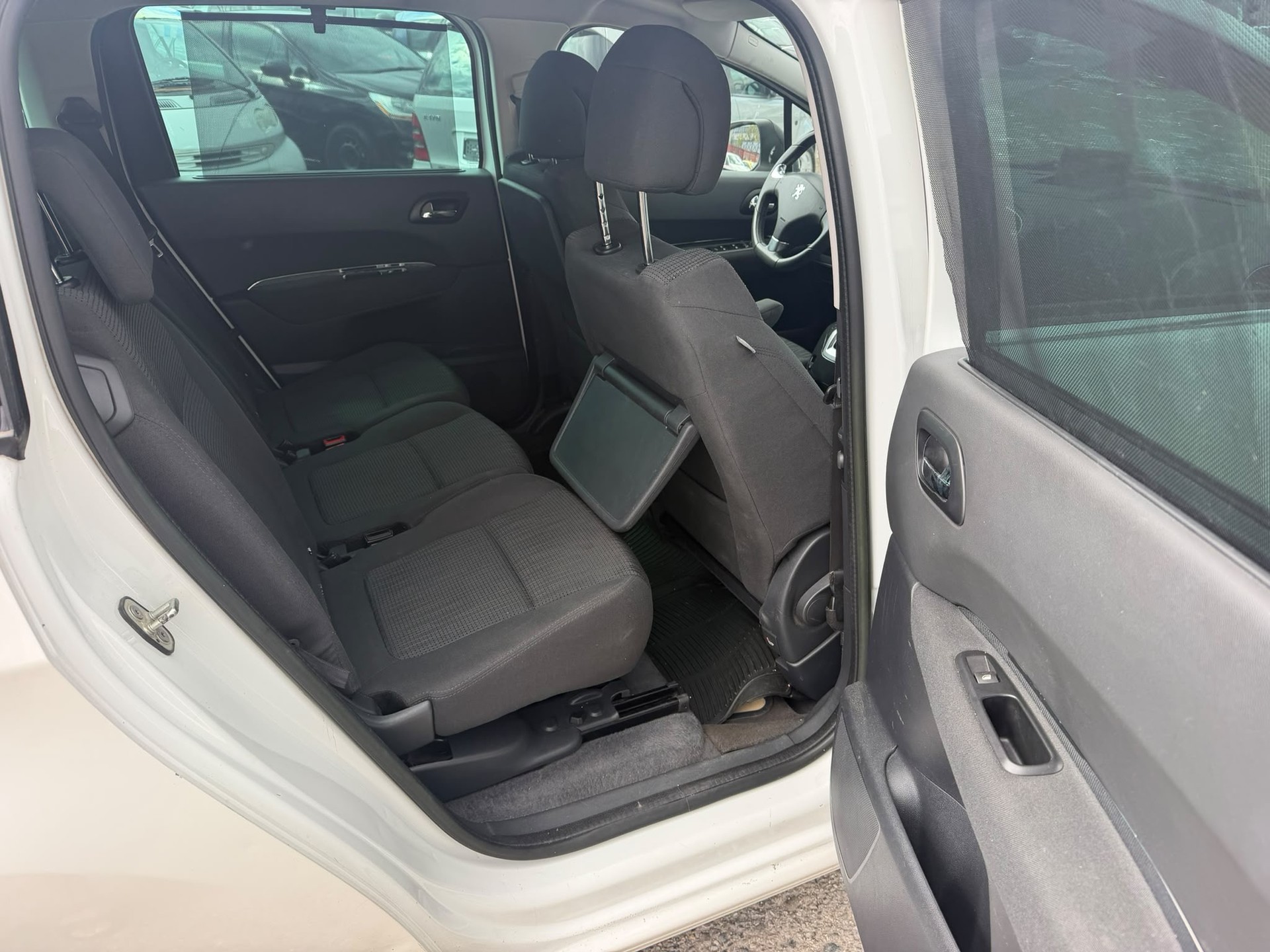 PEUGEOT 5008 1.6 HDI Sw. Ed. EGS6-image-7