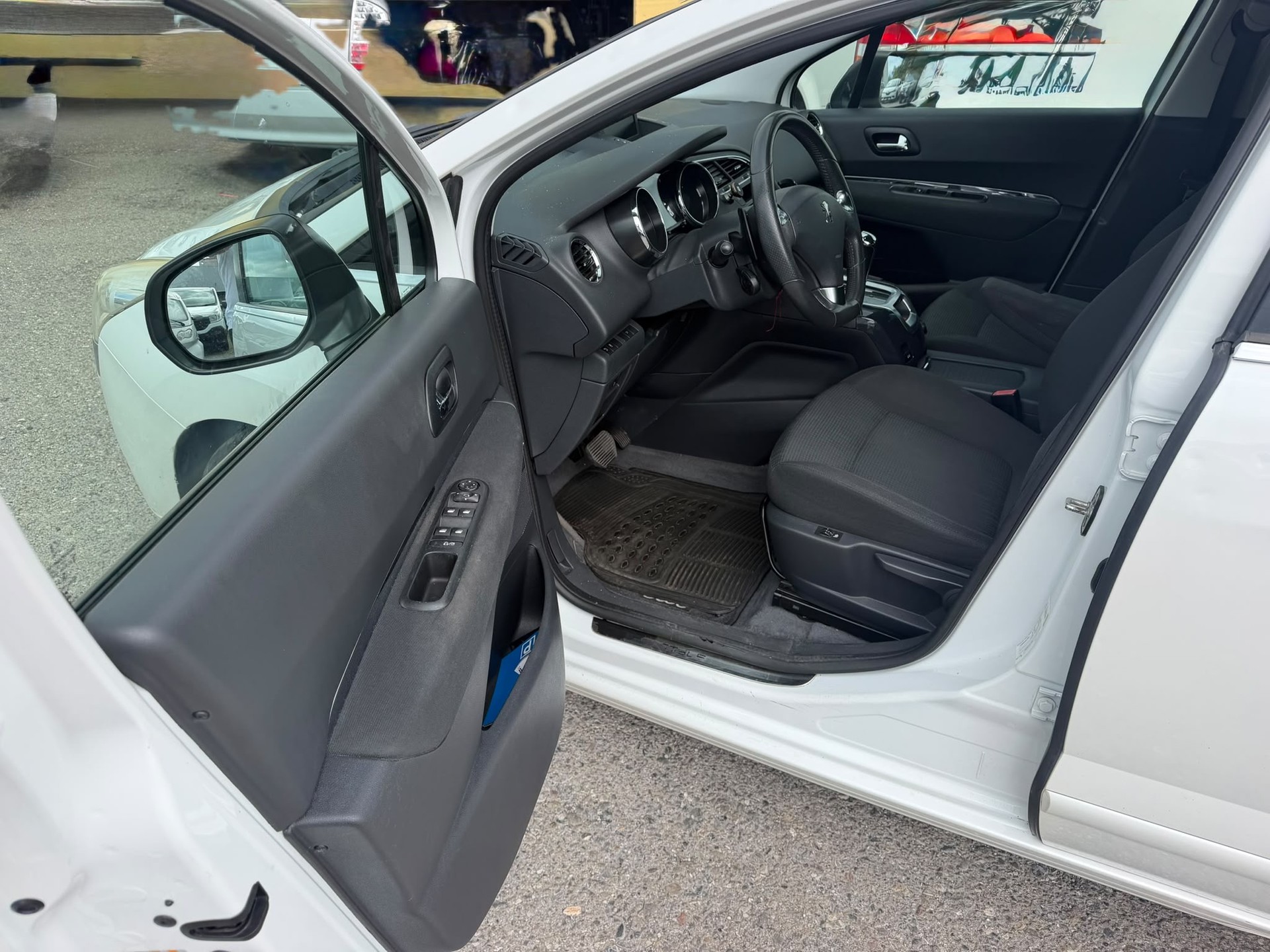 PEUGEOT 5008 1.6 HDI Sw. Ed. EGS6-image-10