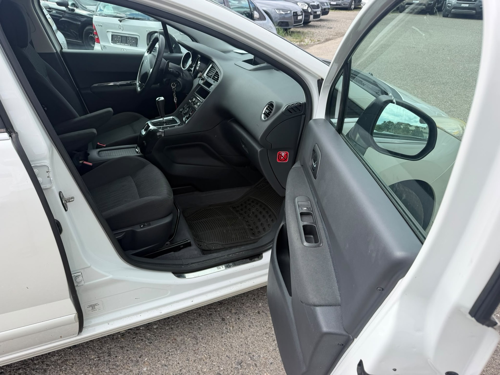 PEUGEOT 5008 1.6 HDI Sw. Ed. EGS6-image-3