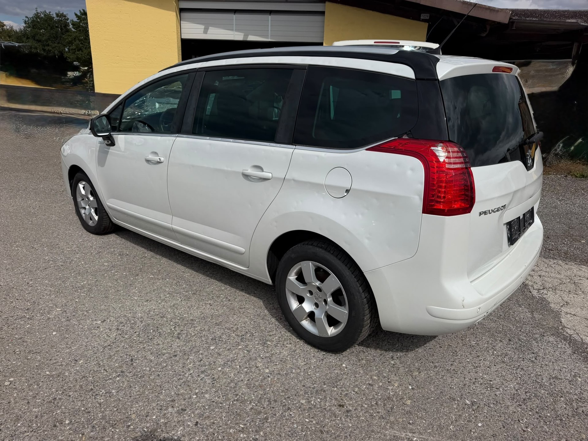 PEUGEOT 5008 1.6 HDI Sw. Ed. EGS6-image-6