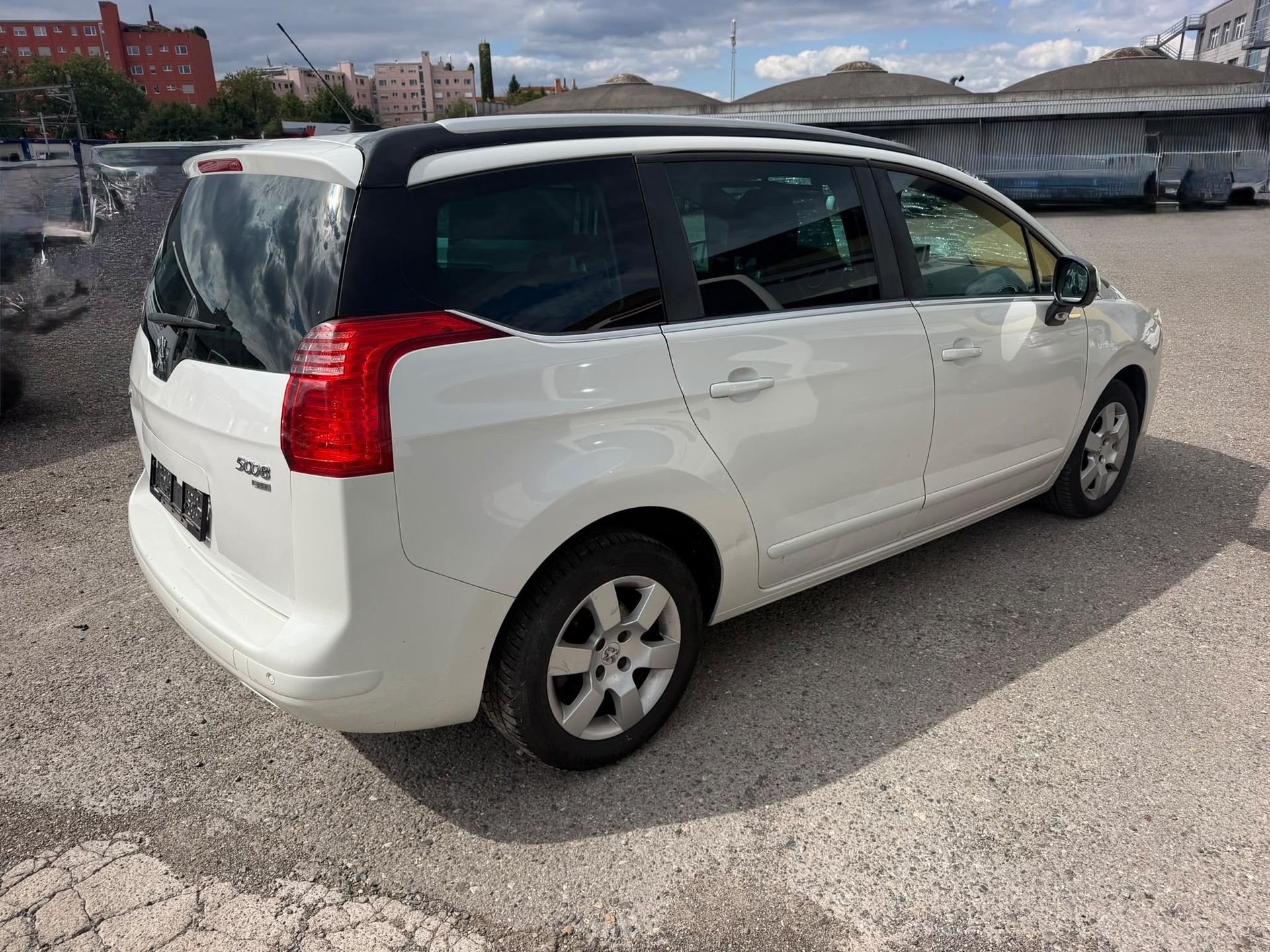 PEUGEOT 5008 1.6 HDI Sw. Ed. EGS6-image-1