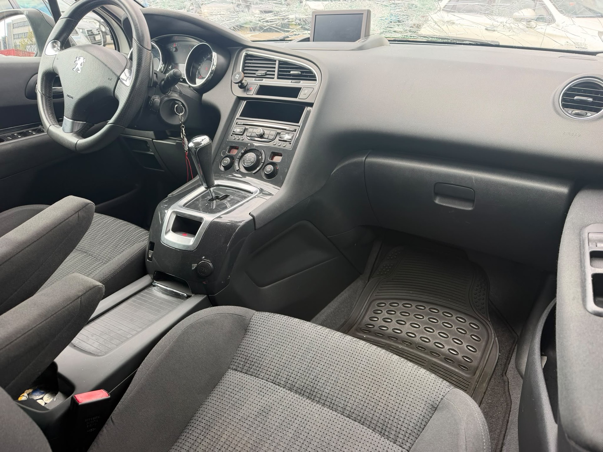 PEUGEOT 5008 1.6 HDI Sw. Ed. EGS6-image-2