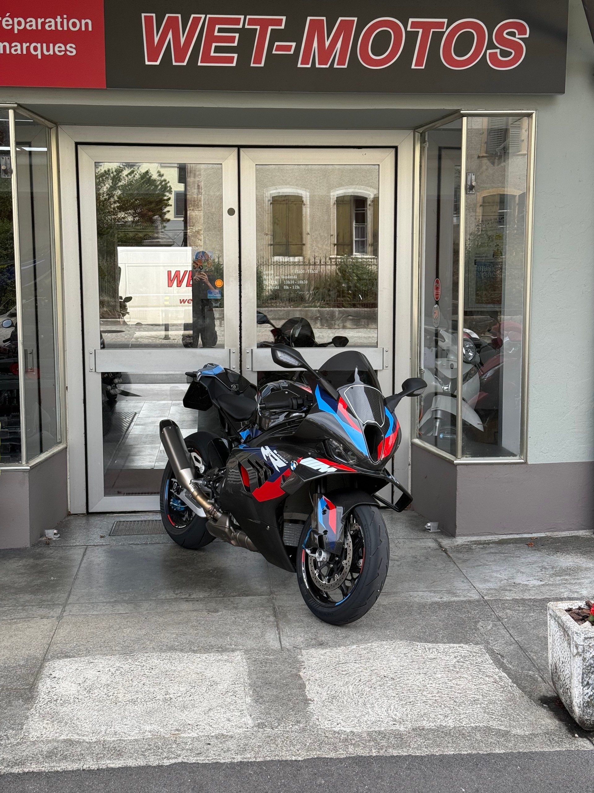 BMW M 1000 RR-image-2