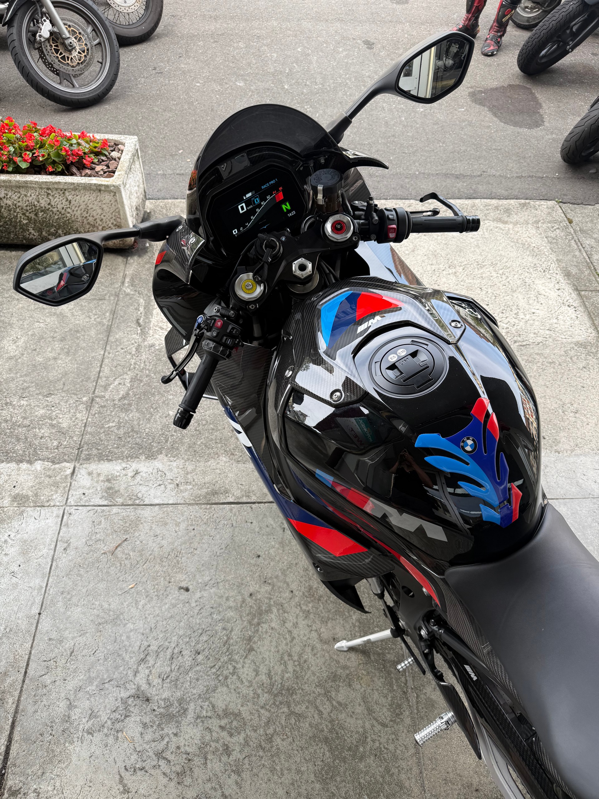 BMW M 1000 RR-image-4