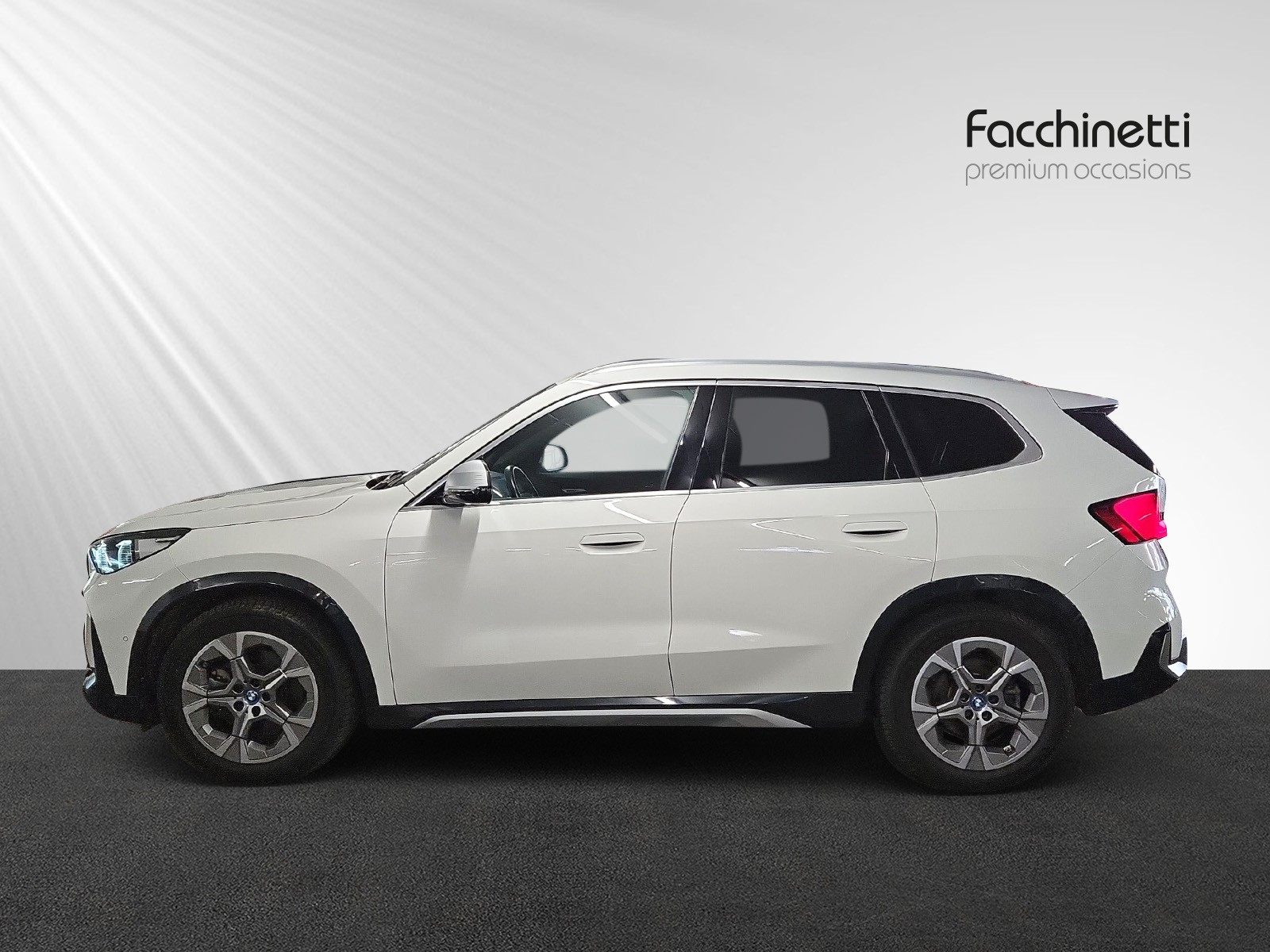 BMW iX1 xDrive 30 xLine-showroom-element-1