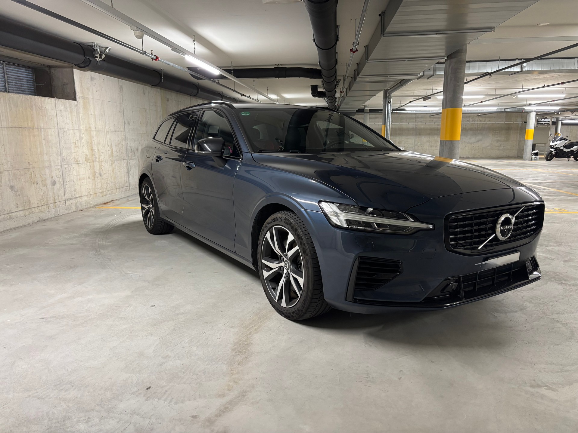VOLVO 2.0 T8 TE R-Design eAWD-image-1