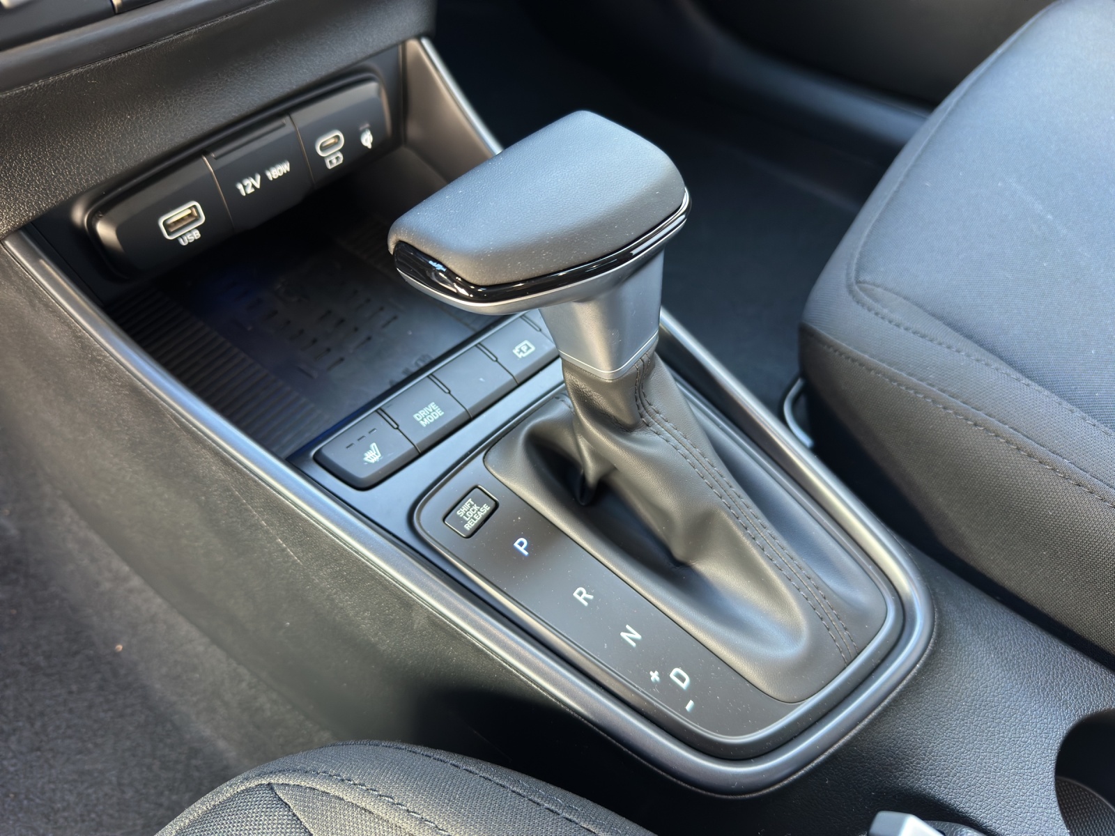 HYUNDAI i20 1.0 T-GDi Amplia Go Pack Safe Tec-image-9