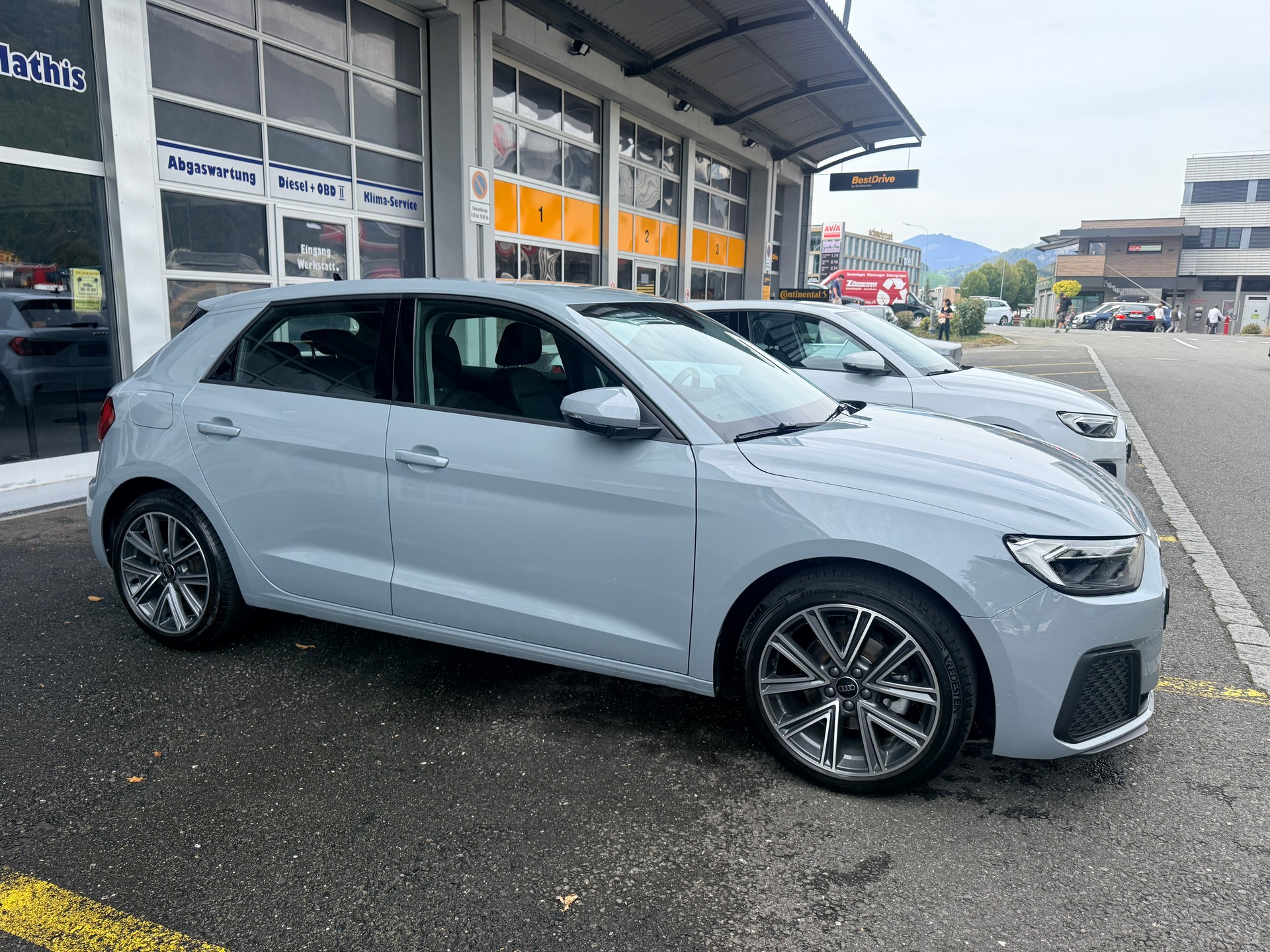 AUDI A1 Sportback 30 TFSI Attraction S-tronic 116PS Pfeilgrau-image-1