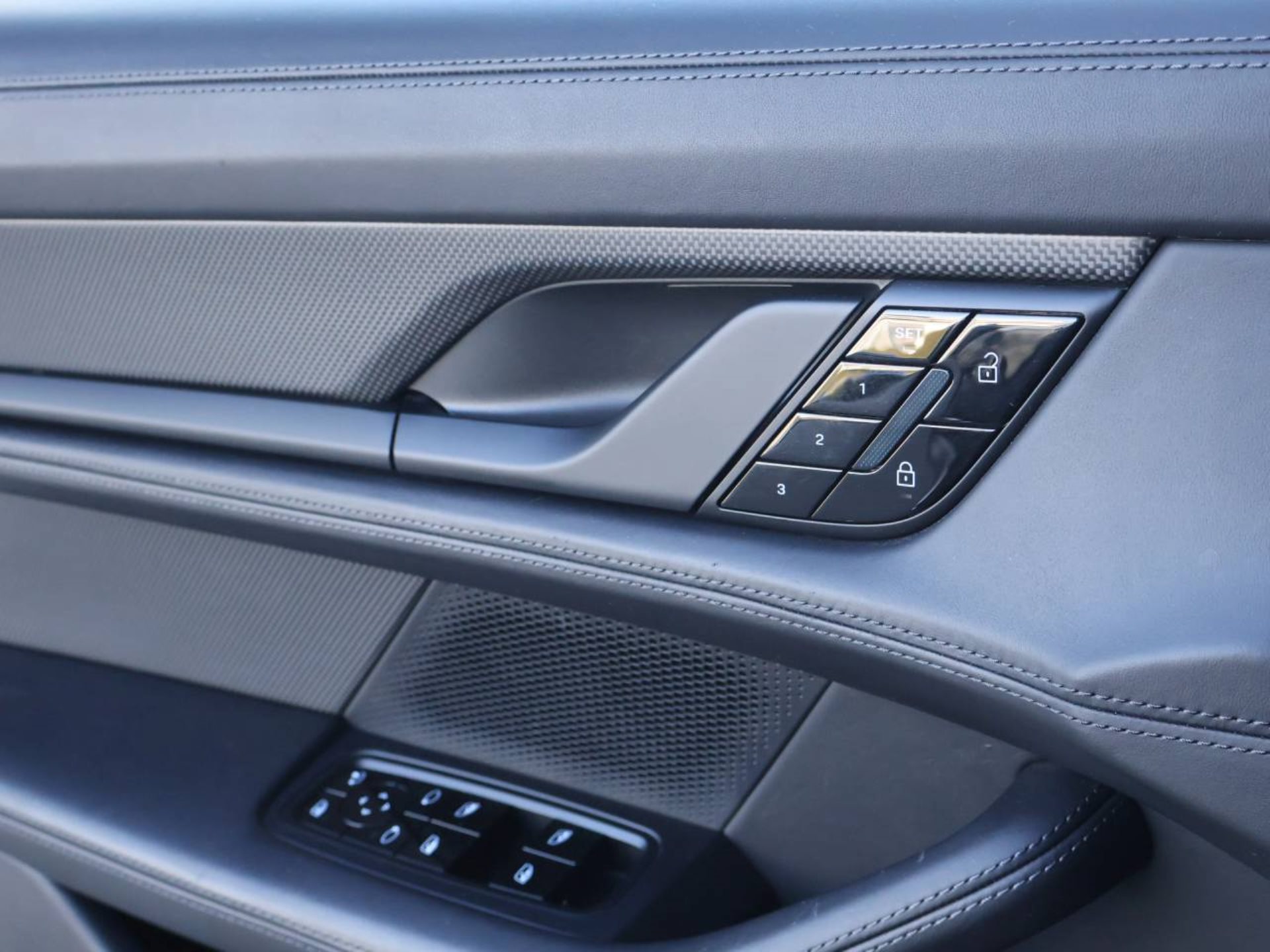 PORSCHE Taycan Turbo S-image-29