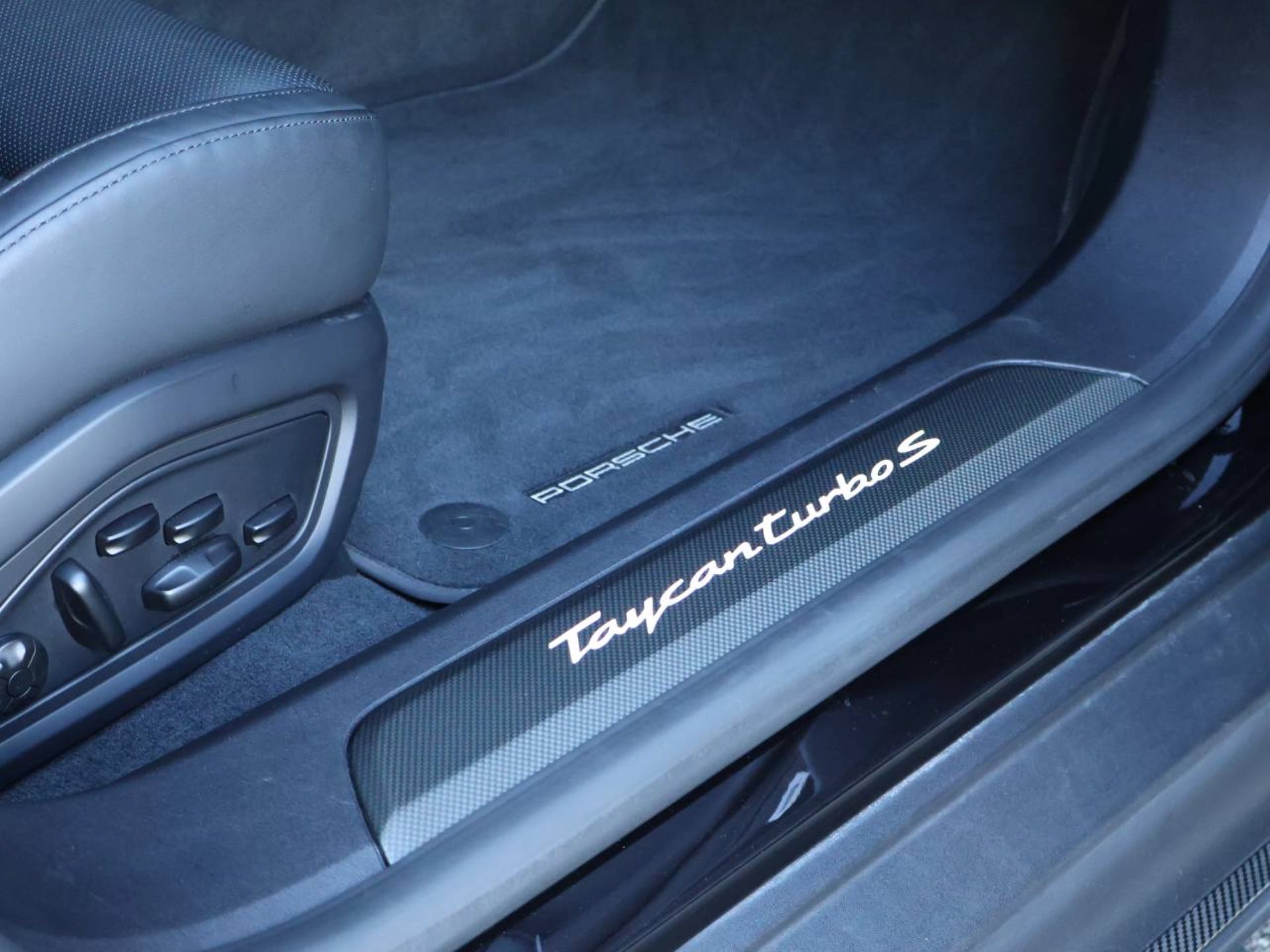 PORSCHE Taycan Turbo S-image-28