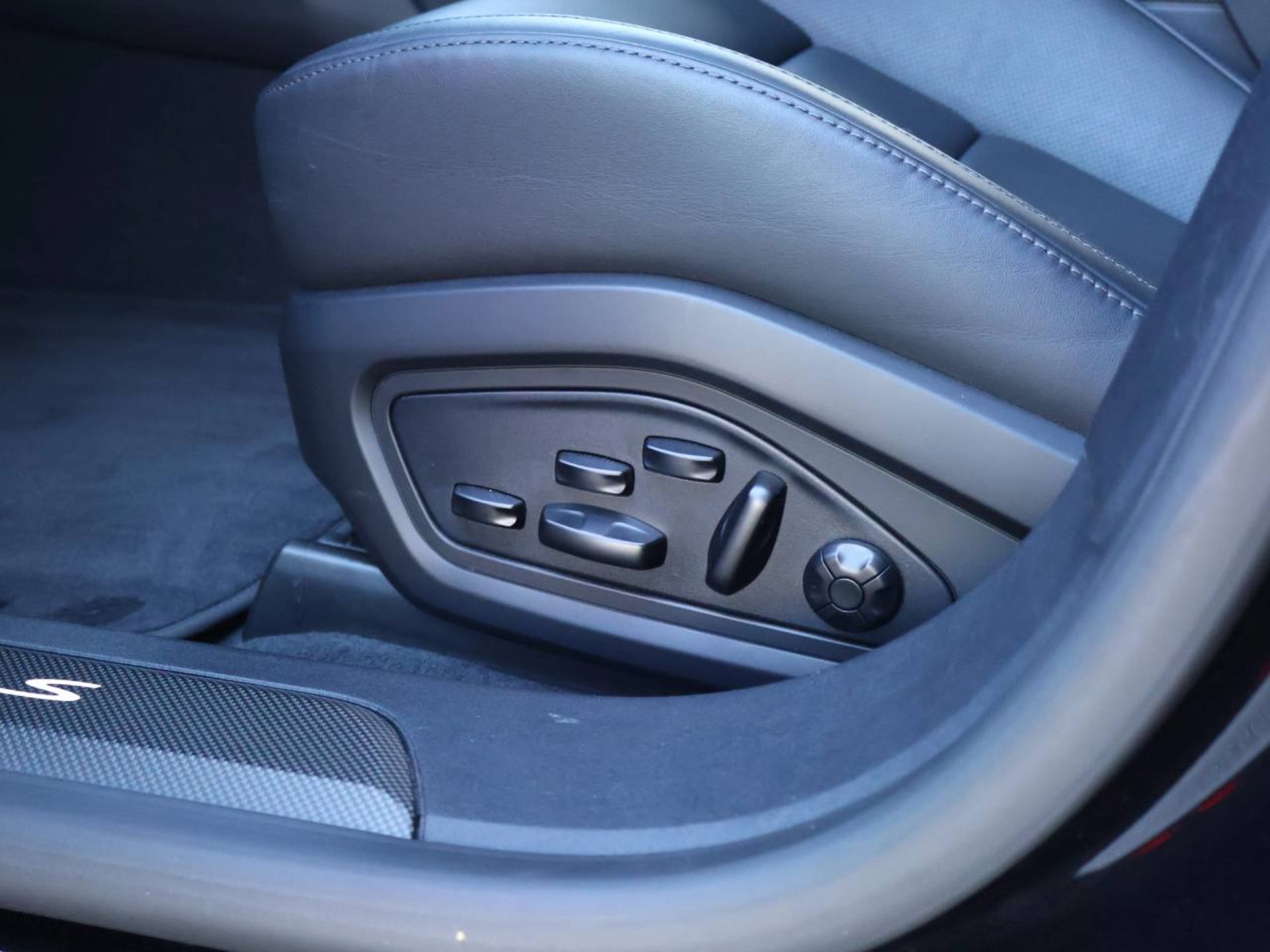 PORSCHE Taycan Turbo S-image-27