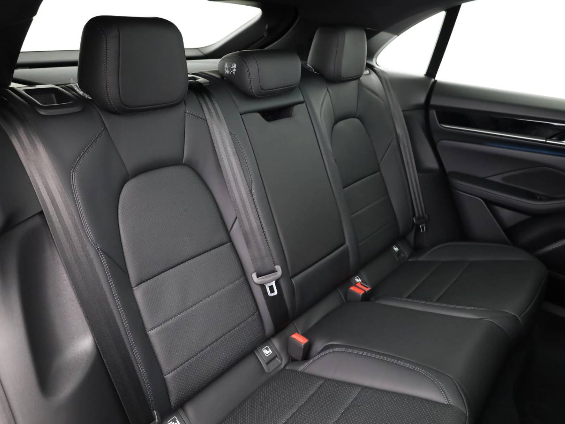 PORSCHE Macan 4-image-18