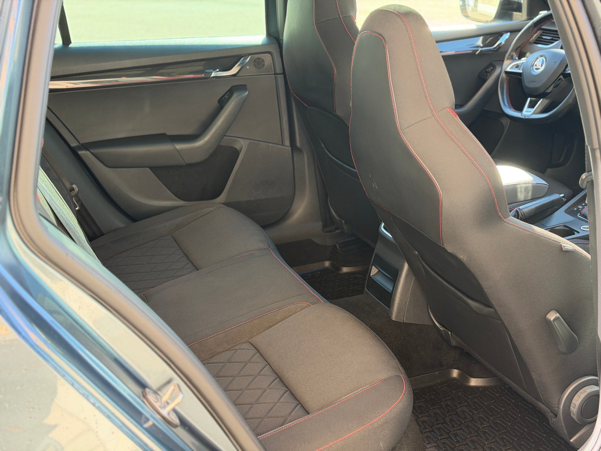 SKODA Octavia Combi 2.0 TDI RS 4x4 DSG-image-17