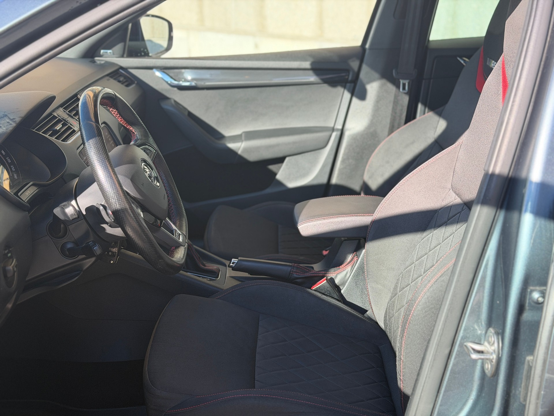 SKODA Octavia Combi 2.0 TDI RS 4x4 DSG-image-15
