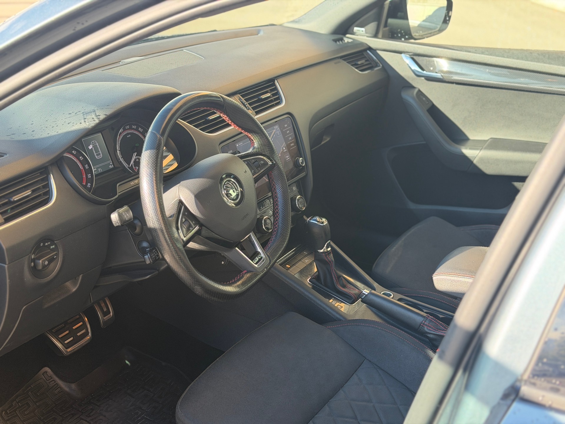 SKODA Octavia Combi 2.0 TDI RS 4x4 DSG-image-12