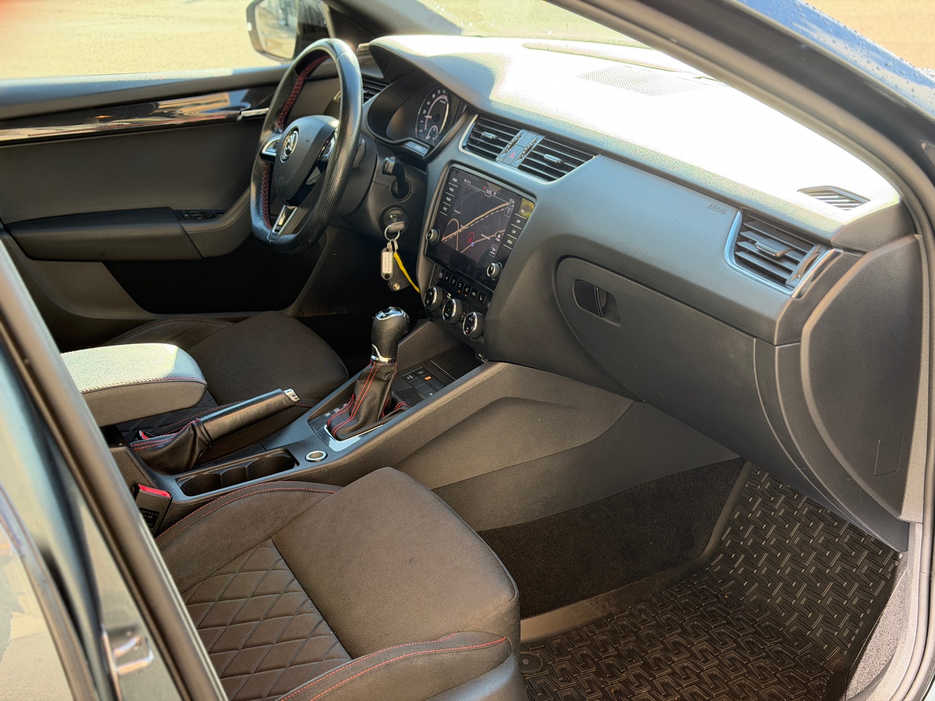 SKODA Octavia Combi 2.0 TDI RS 4x4 DSG-image-19
