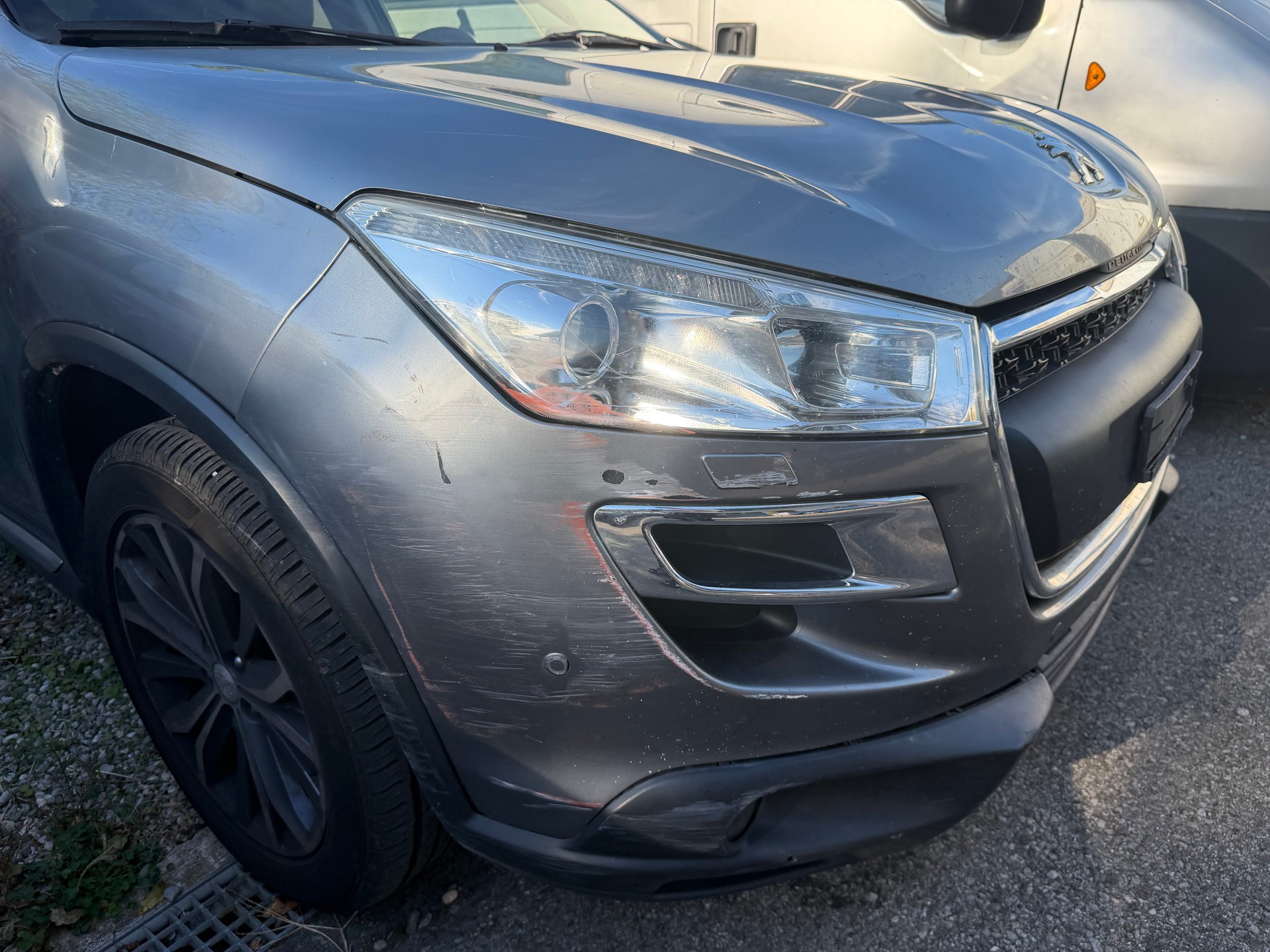 PEUGEOT 4008 1.6 HDi Allure 4WD-image-16