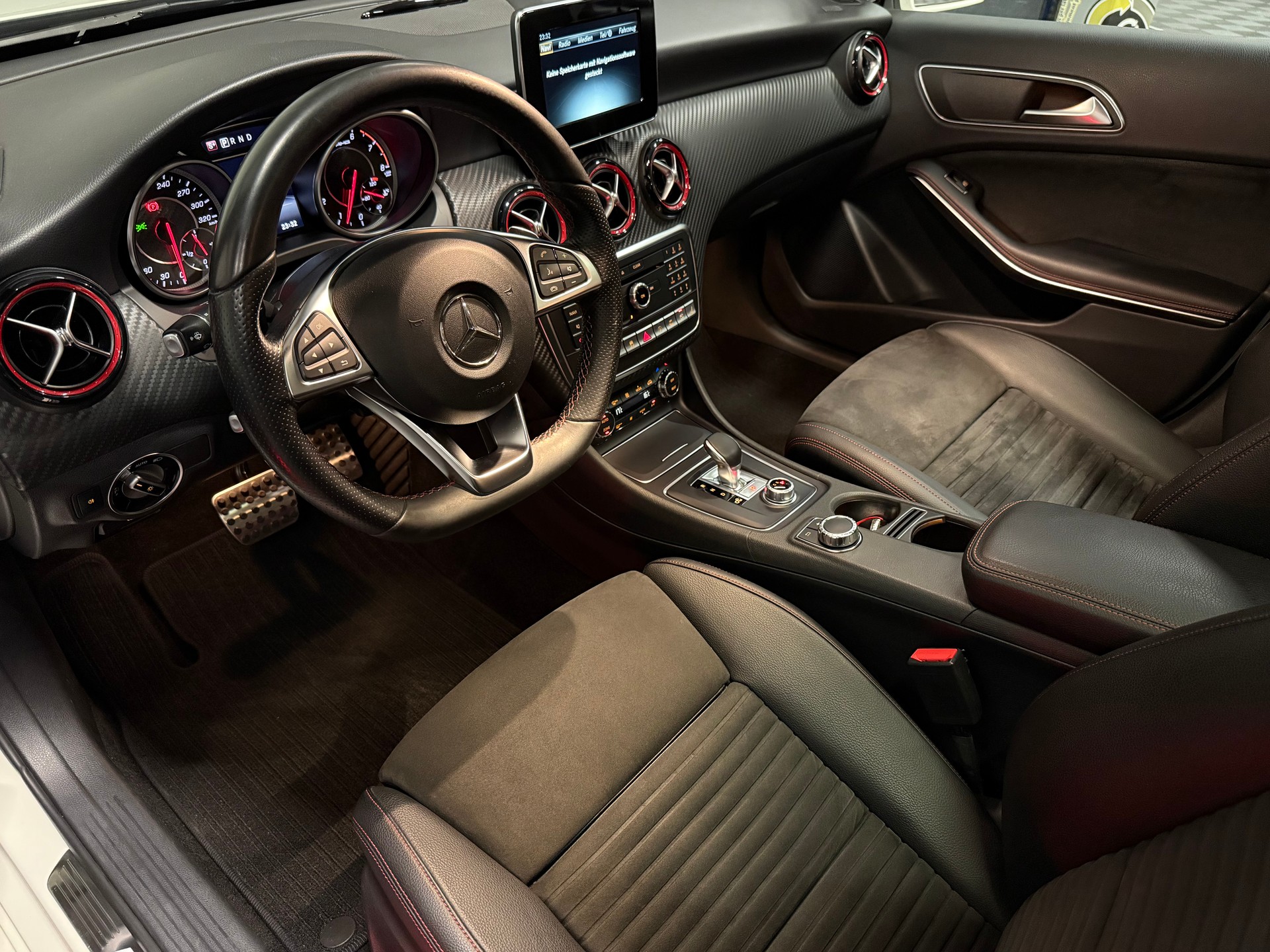 MERCEDES-BENZ A 45 AMG 4m-image-14
