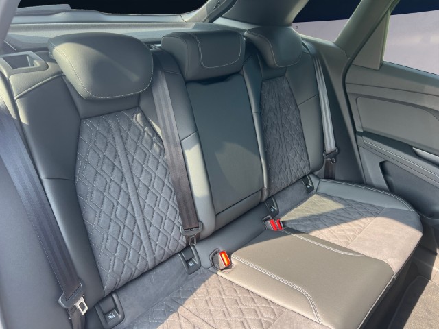AUDI Q4 e-tron 45 Attraction quattro-image-17