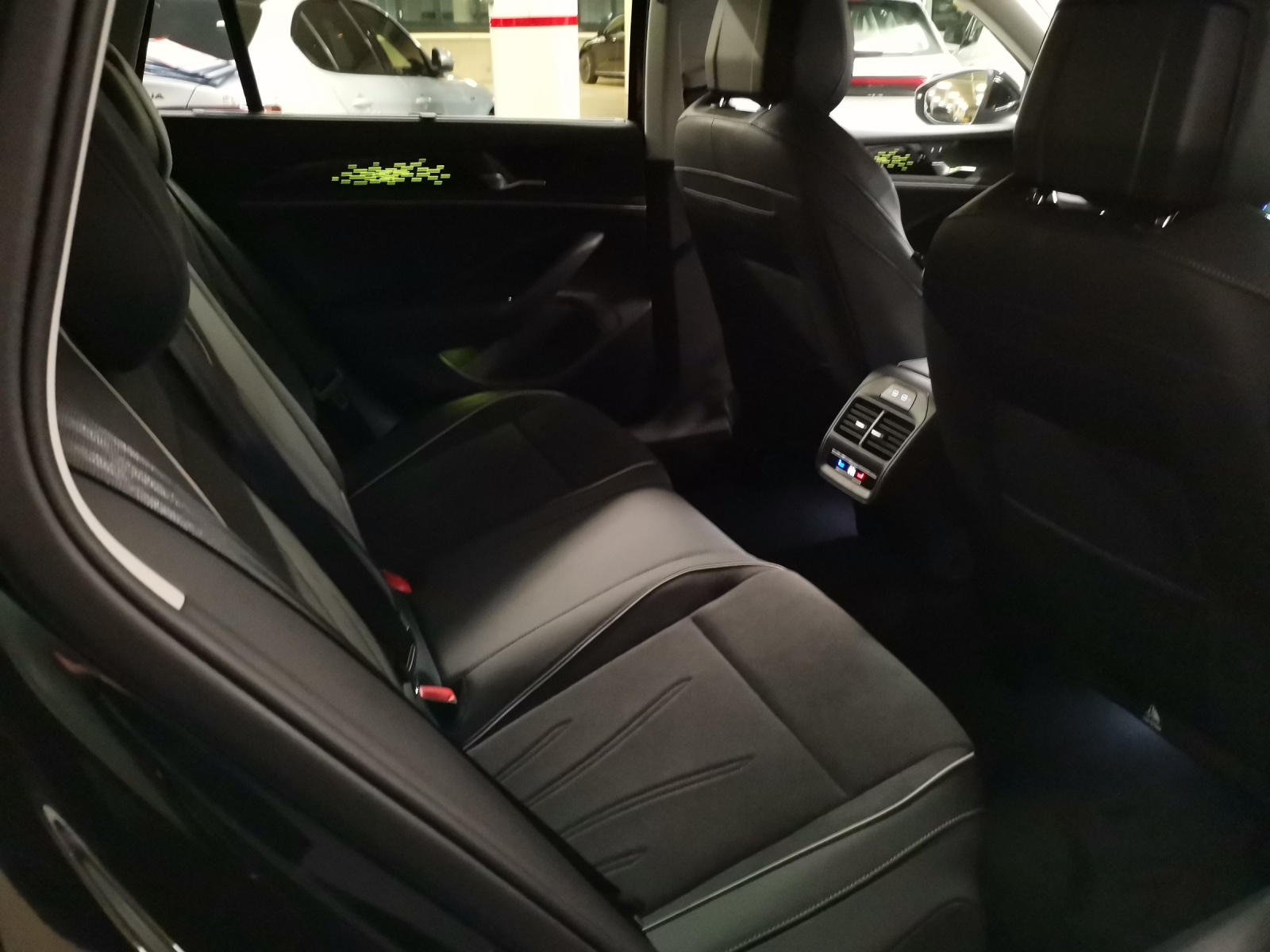 VW Passat Variant 2.0 TDI Elegance DSG-image-9