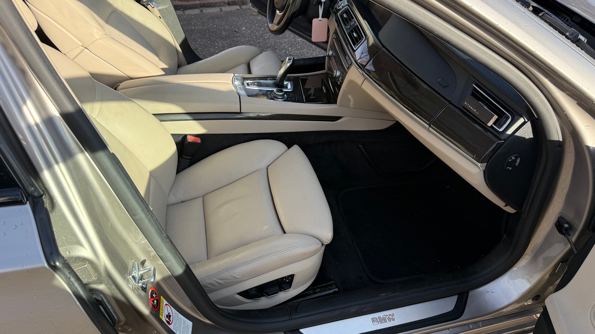 BMW 750i-image-15