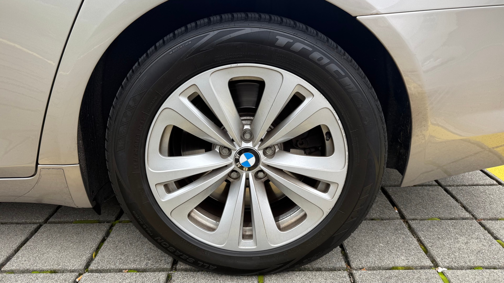 BMW 750i-image-9
