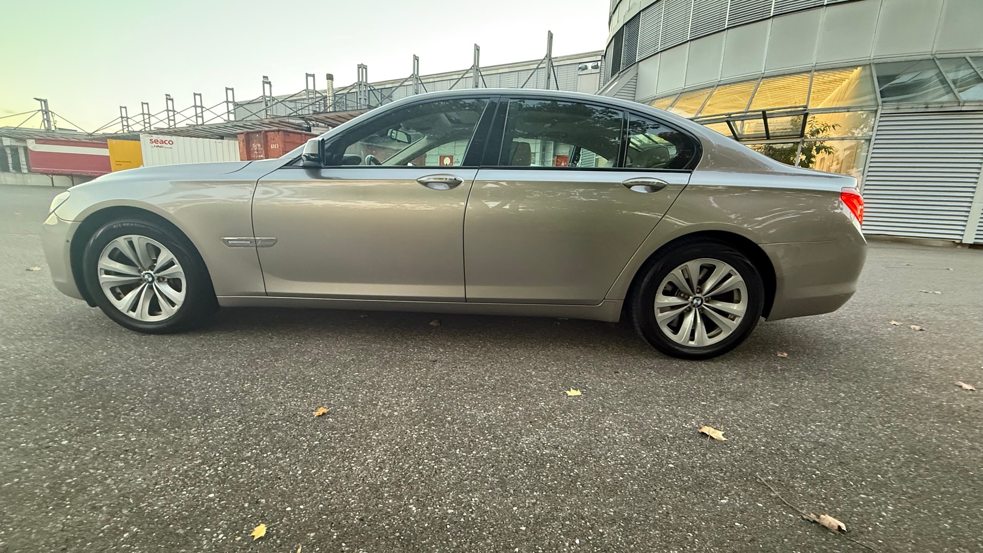 BMW 750i-image-7