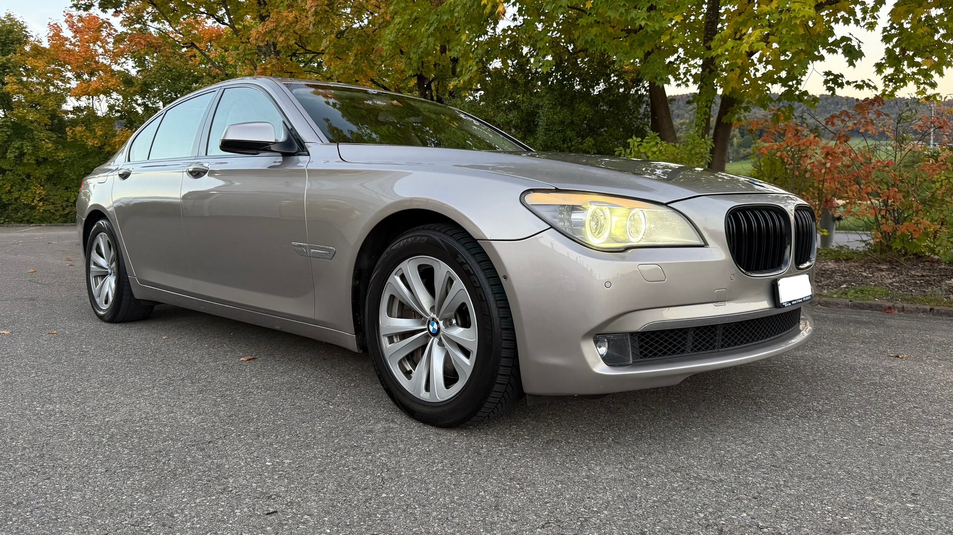 BMW 750i-image-2
